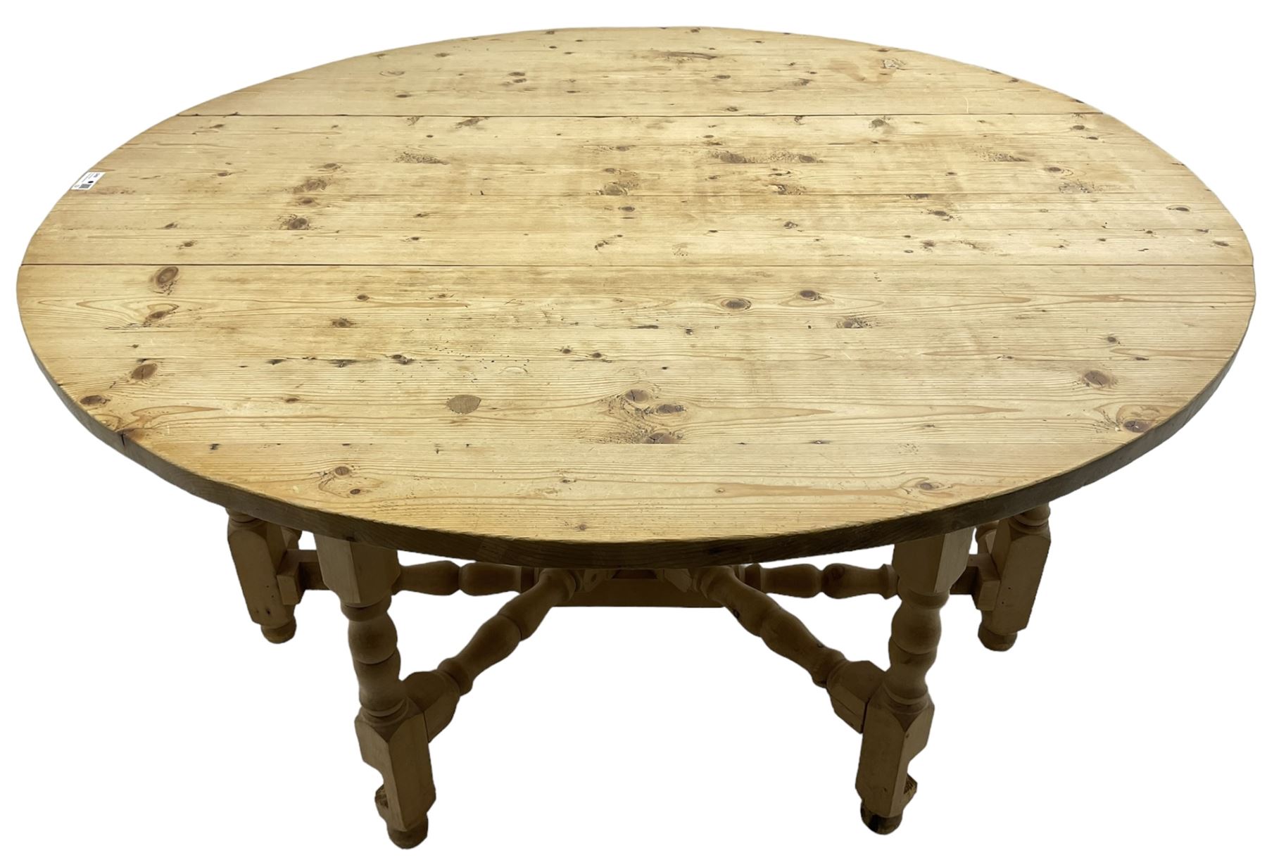 Traditional stripped pine dining table - Image 7 of 7