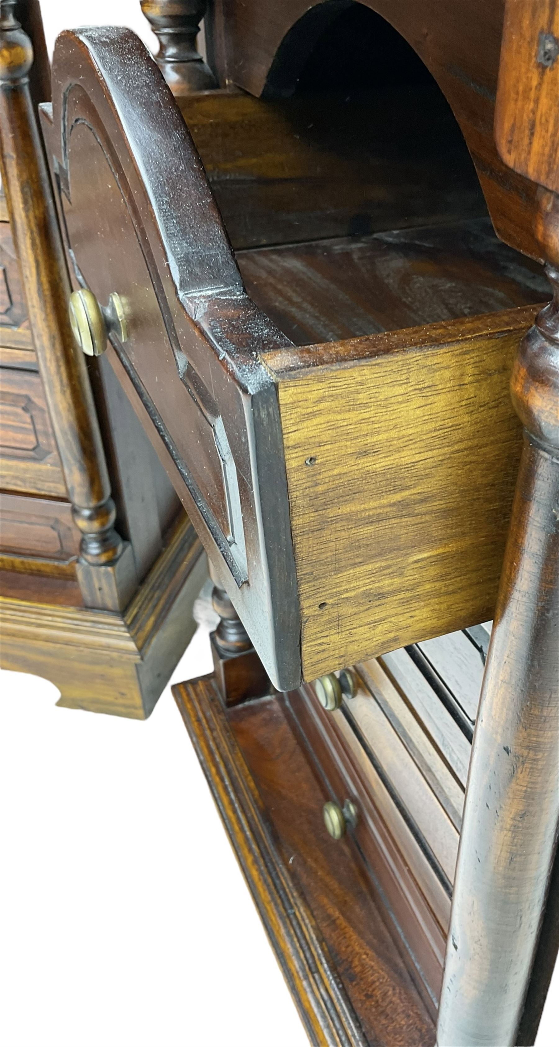 Pair of Victorian design mahogany bedside pedestal chests - Image 4 of 7