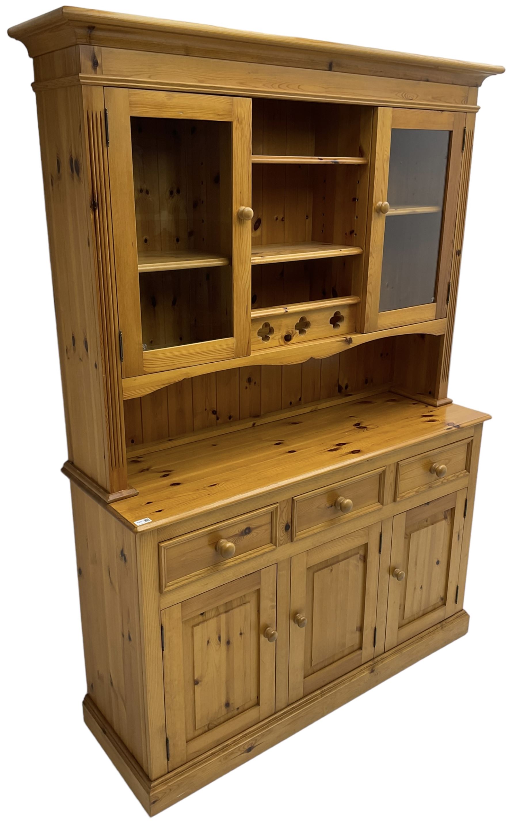 Traditional pine dresser - Image 3 of 9