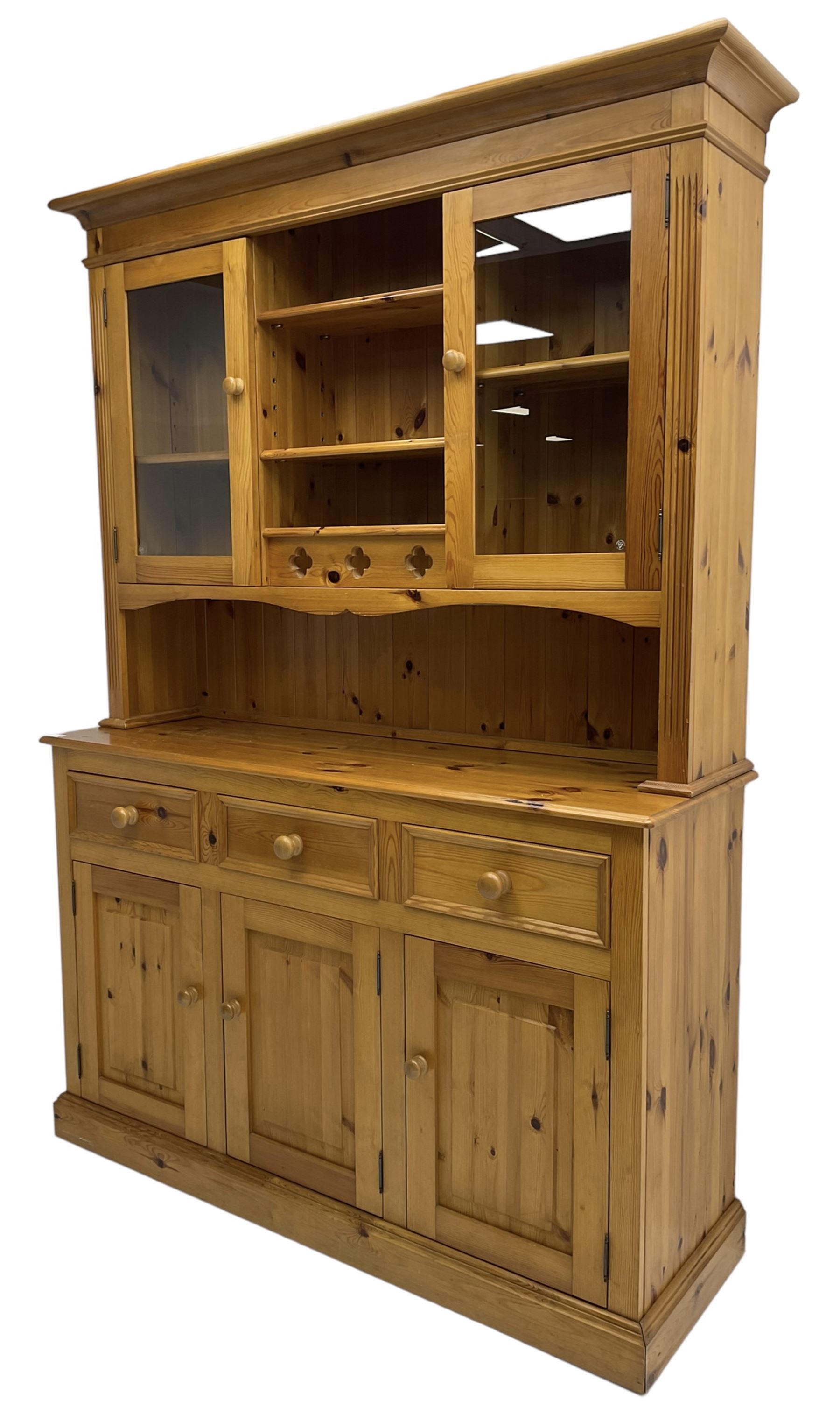 Traditional pine dresser - Image 6 of 9