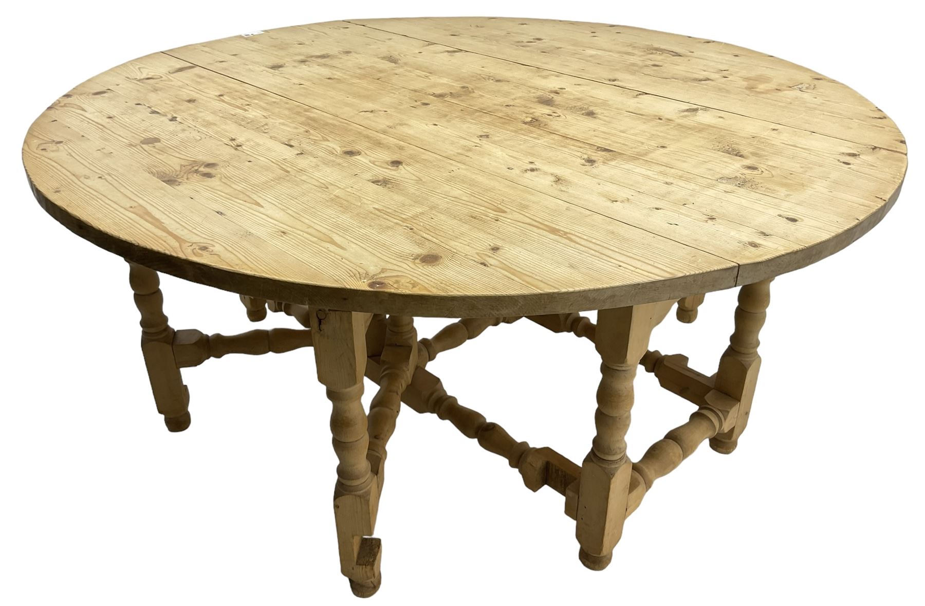 Traditional stripped pine dining table - Image 5 of 7