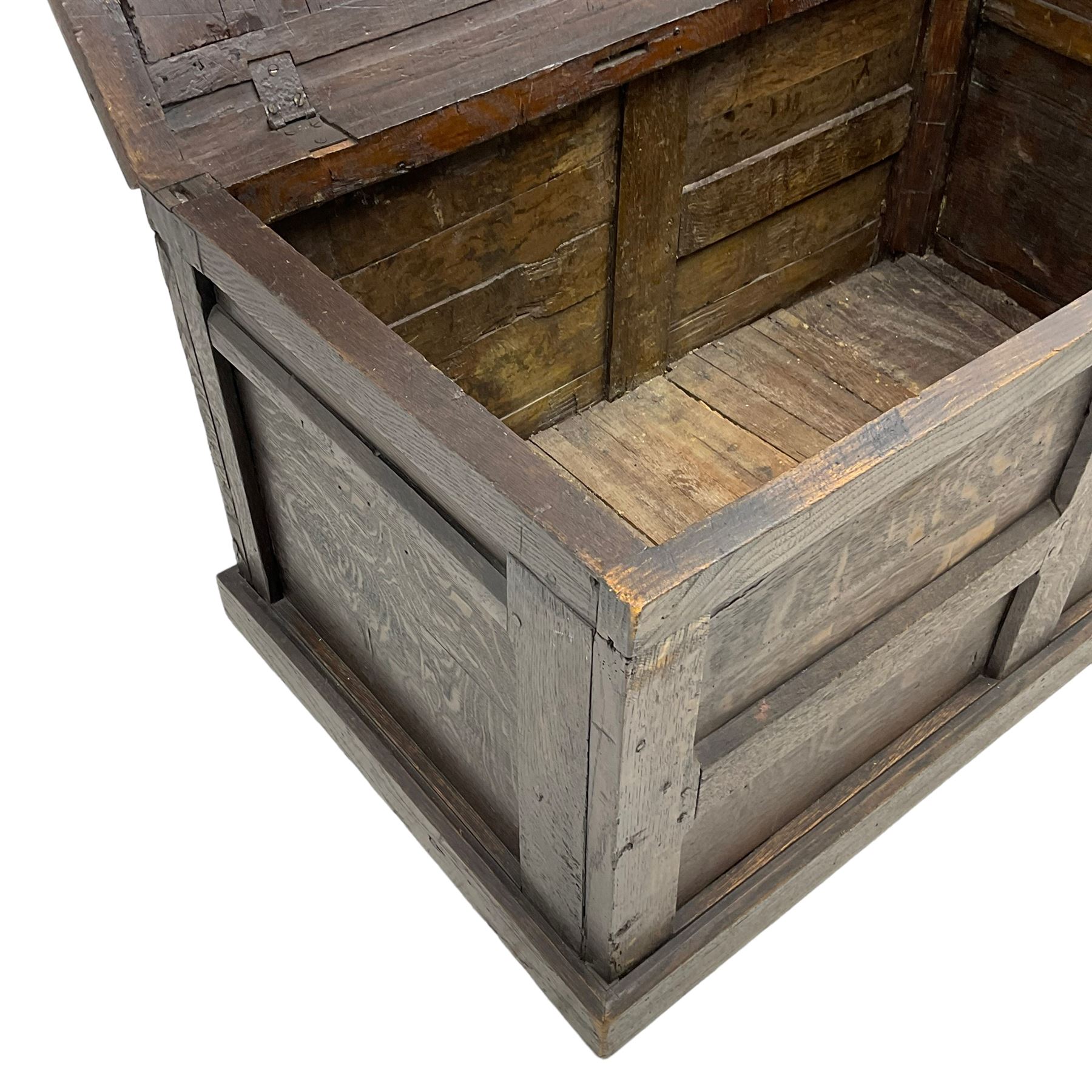 18th century oak coffer - Image 5 of 7