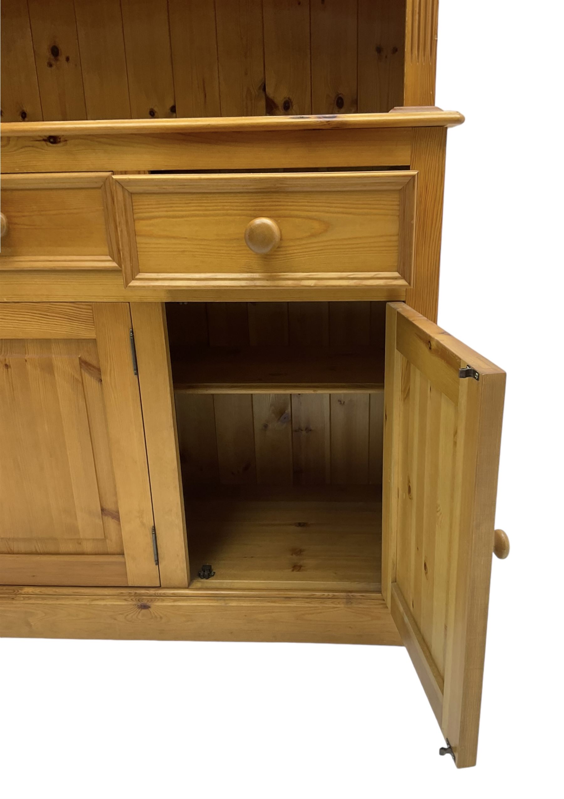 Traditional pine dresser - Image 4 of 9