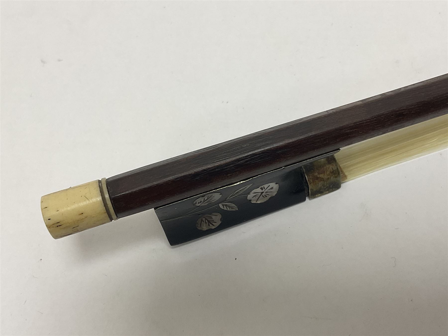 19th century wooden violin bow with a decorative mother of pearl inlay depicting flowers to the frog - Image 6 of 13