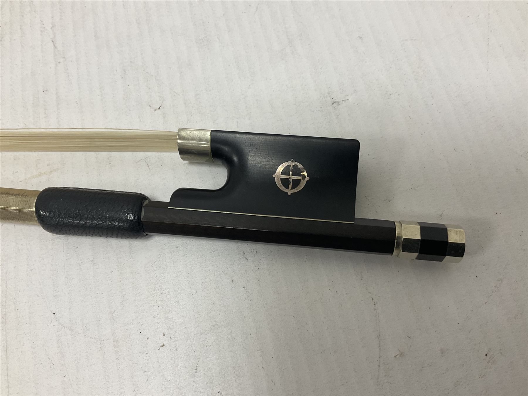 CodaBow Diamond carbon fibre violin bow with Nickel plated fittings - Image 5 of 13