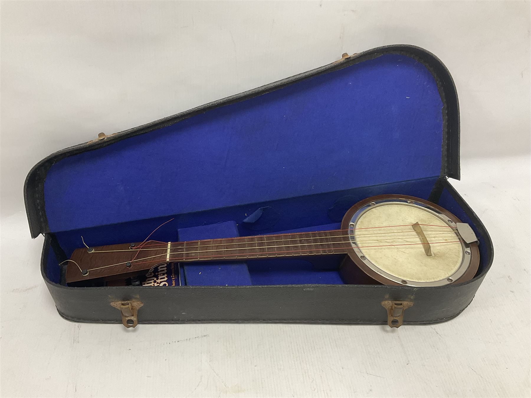Brunswick Ukulele in a soft case with a earlier 20th century Banjo Ukulele in a lined and fitted cas - Image 3 of 25
