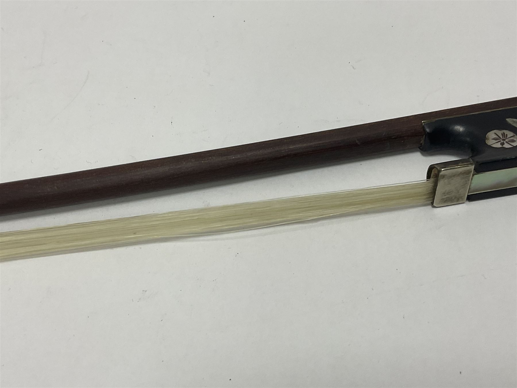 19th century wooden violin bow with a decorative mother of pearl inlay depicting flowers to the frog - Image 9 of 13