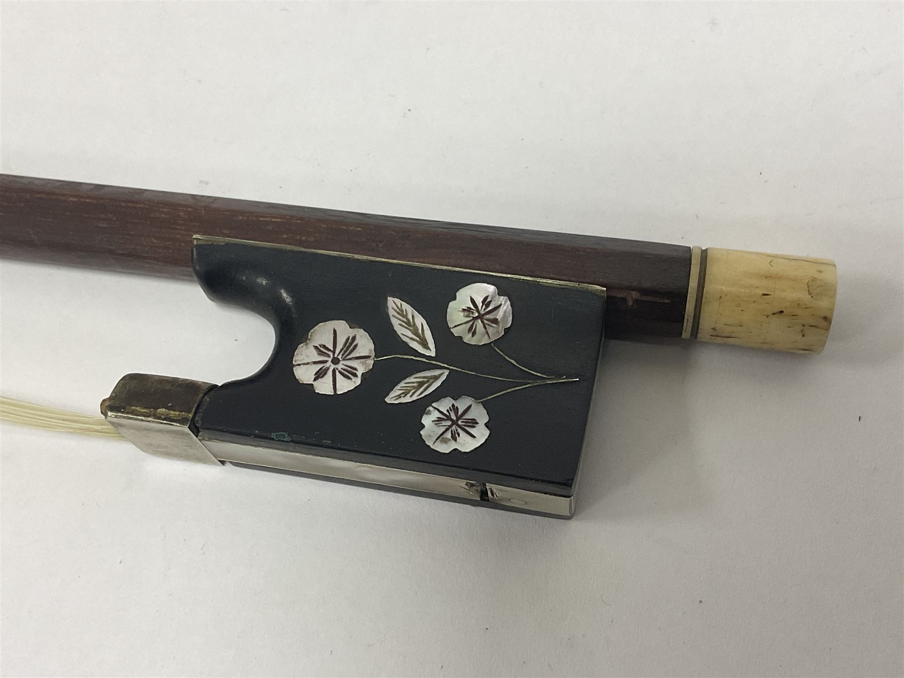 19th century wooden violin bow with a decorative mother of pearl inlay depicting flowers to the frog - Image 7 of 13
