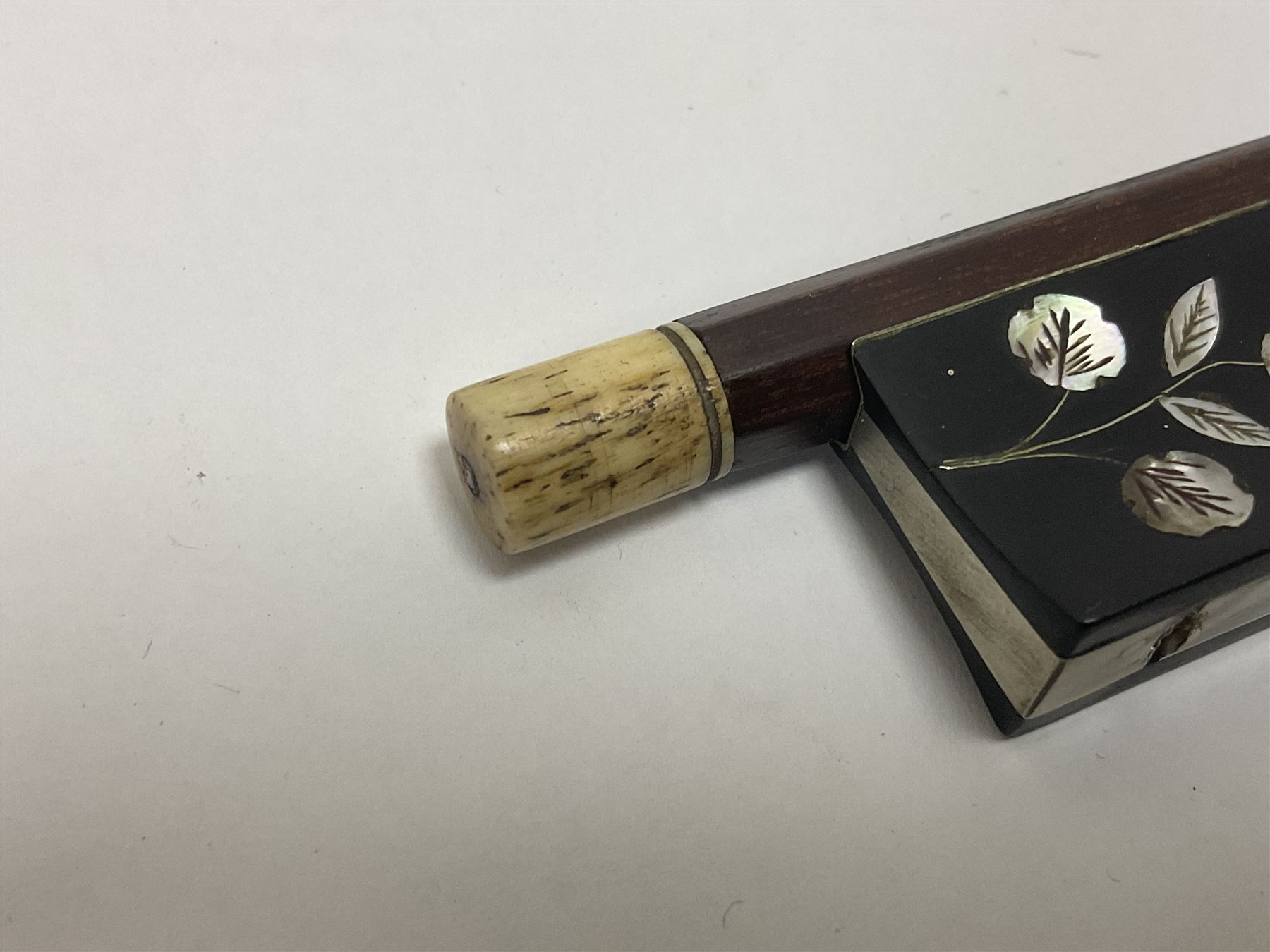 19th century wooden violin bow with a decorative mother of pearl inlay depicting flowers to the frog - Image 5 of 13