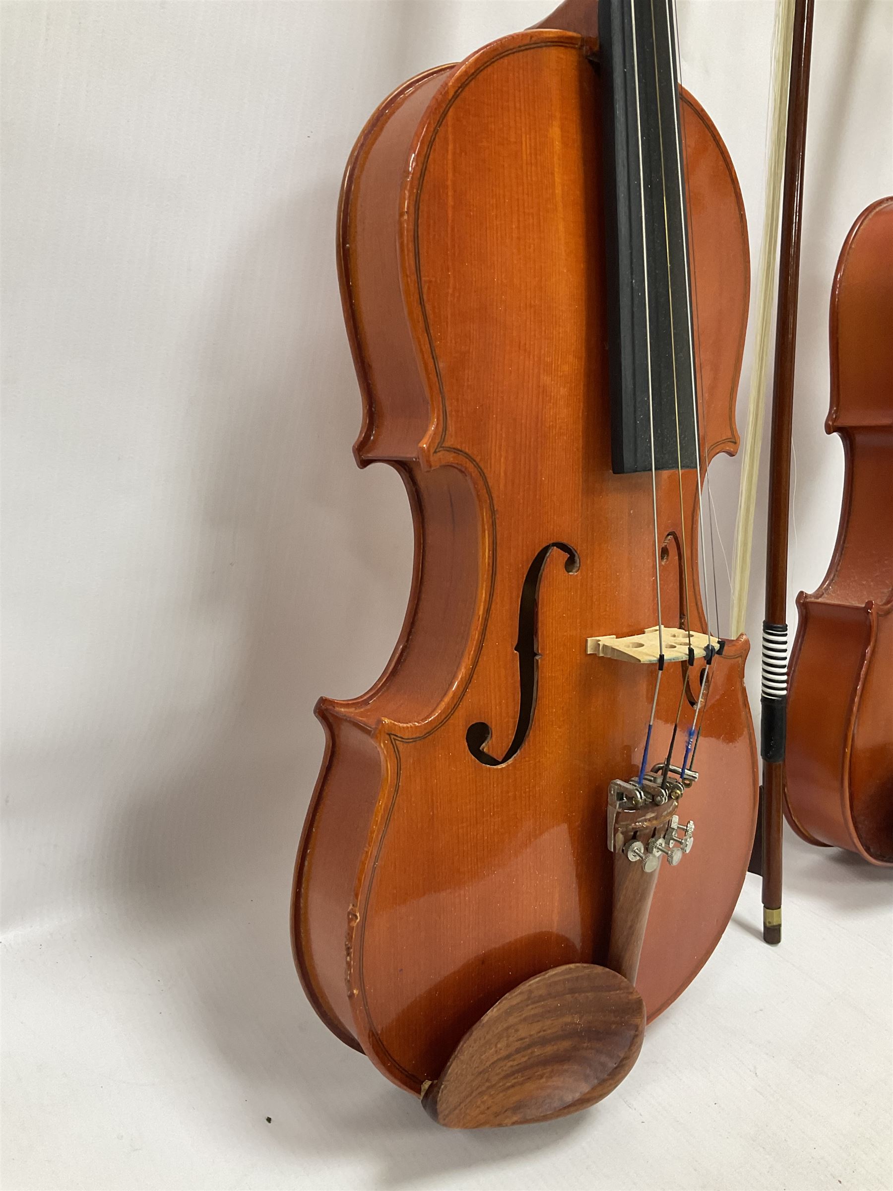 Two contemporary 3/4 violins including a Stentor student with a maple back and ribs and spruce top - Image 3 of 29