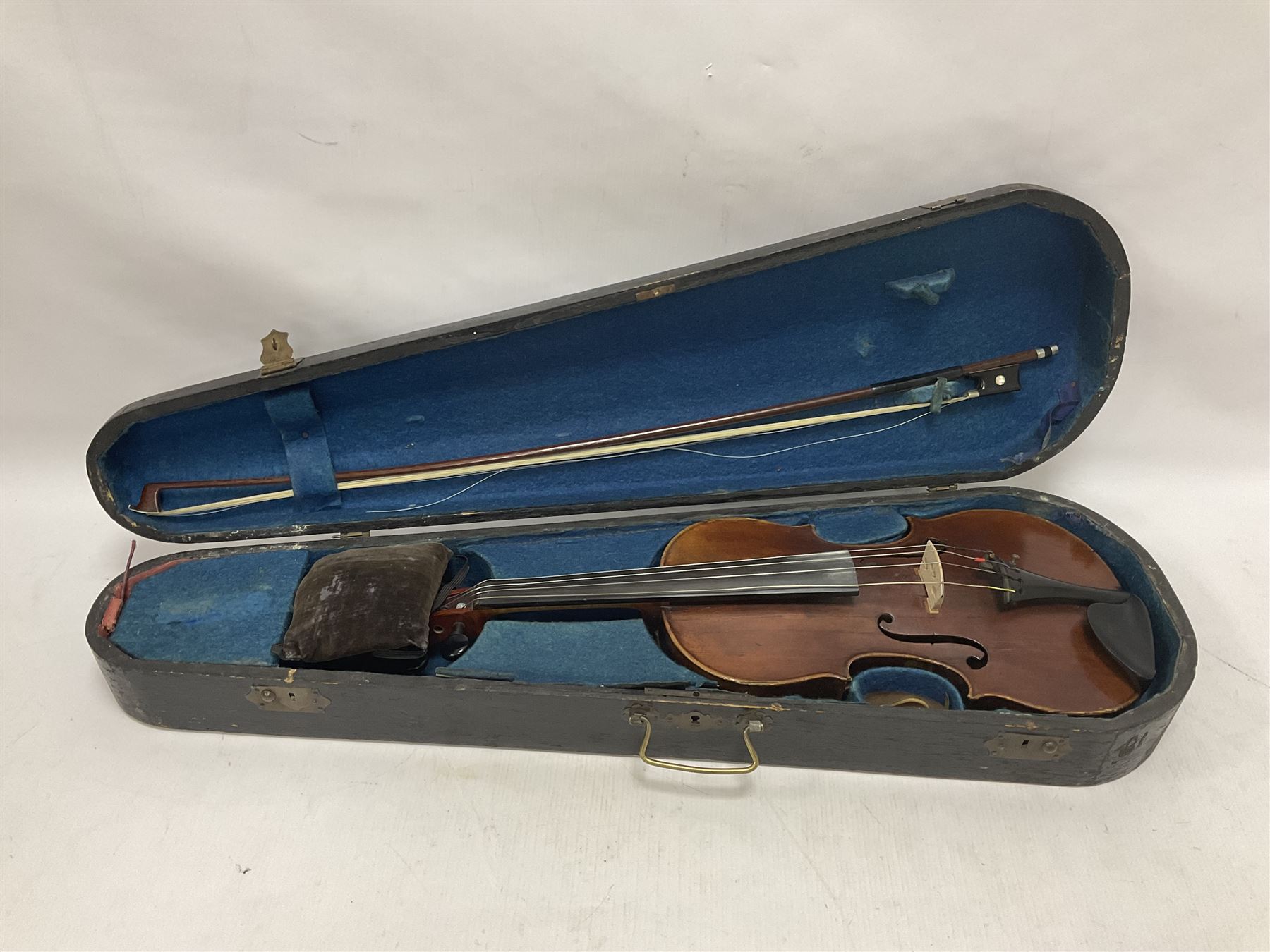 Full size violin and bow in a wooden constructed fitted case - Image 3 of 23