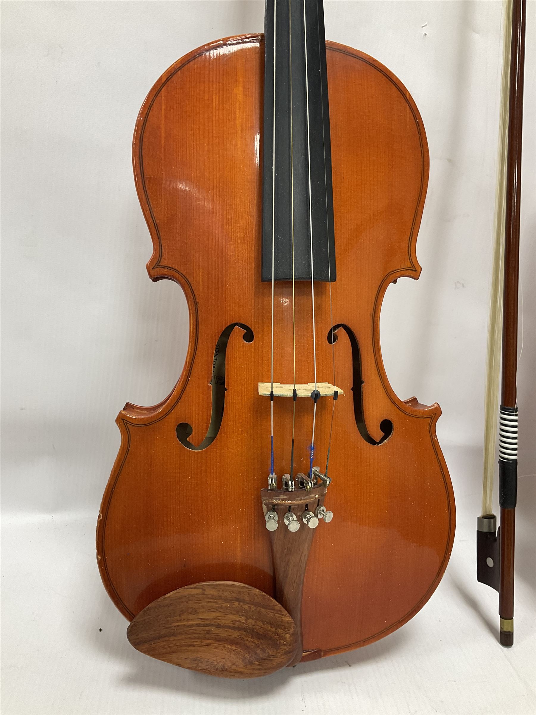 Two contemporary 3/4 violins including a Stentor student with a maple back and ribs and spruce top - Image 2 of 29