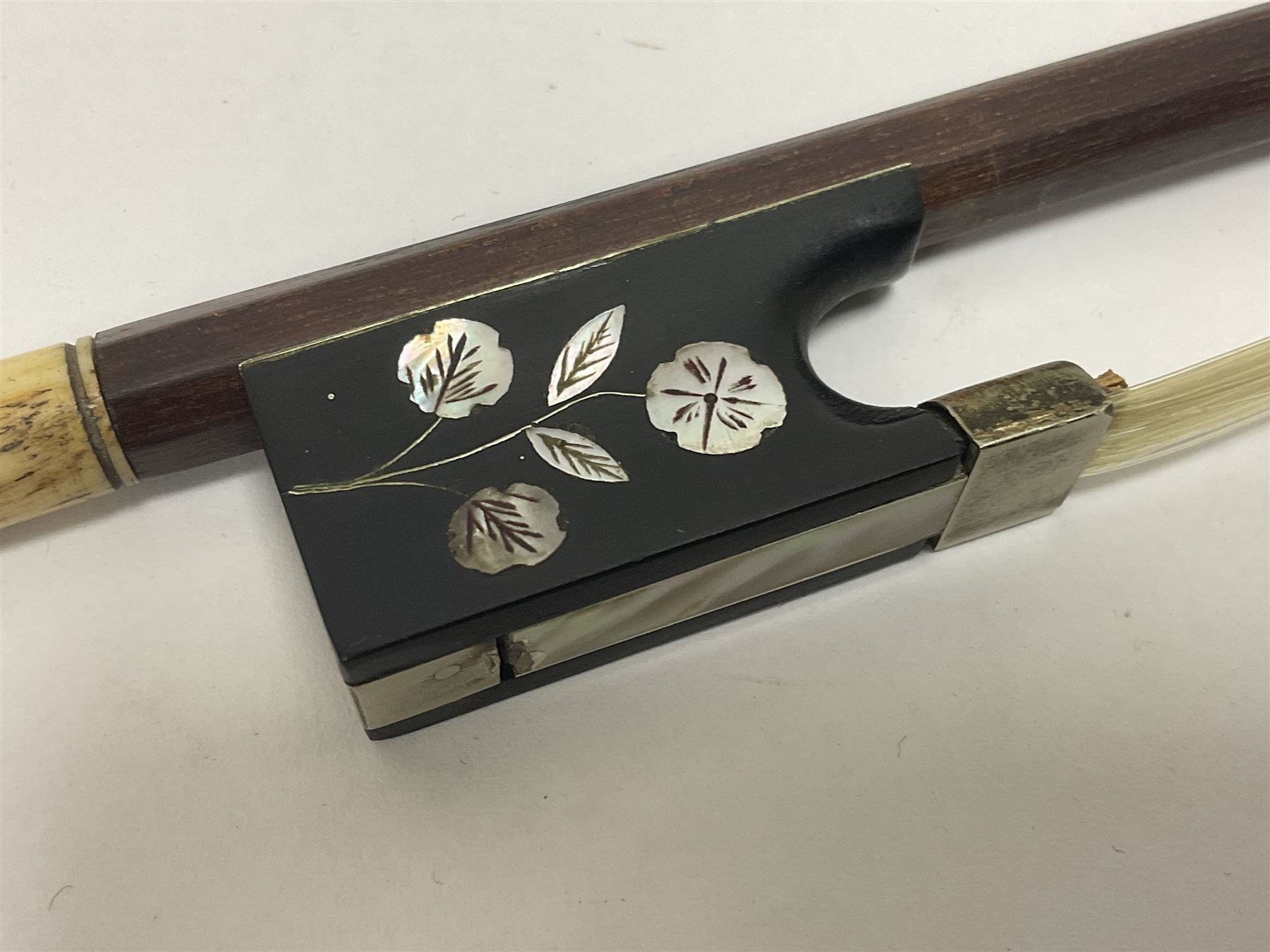 19th century wooden violin bow with a decorative mother of pearl inlay depicting flowers to the frog - Image 4 of 13