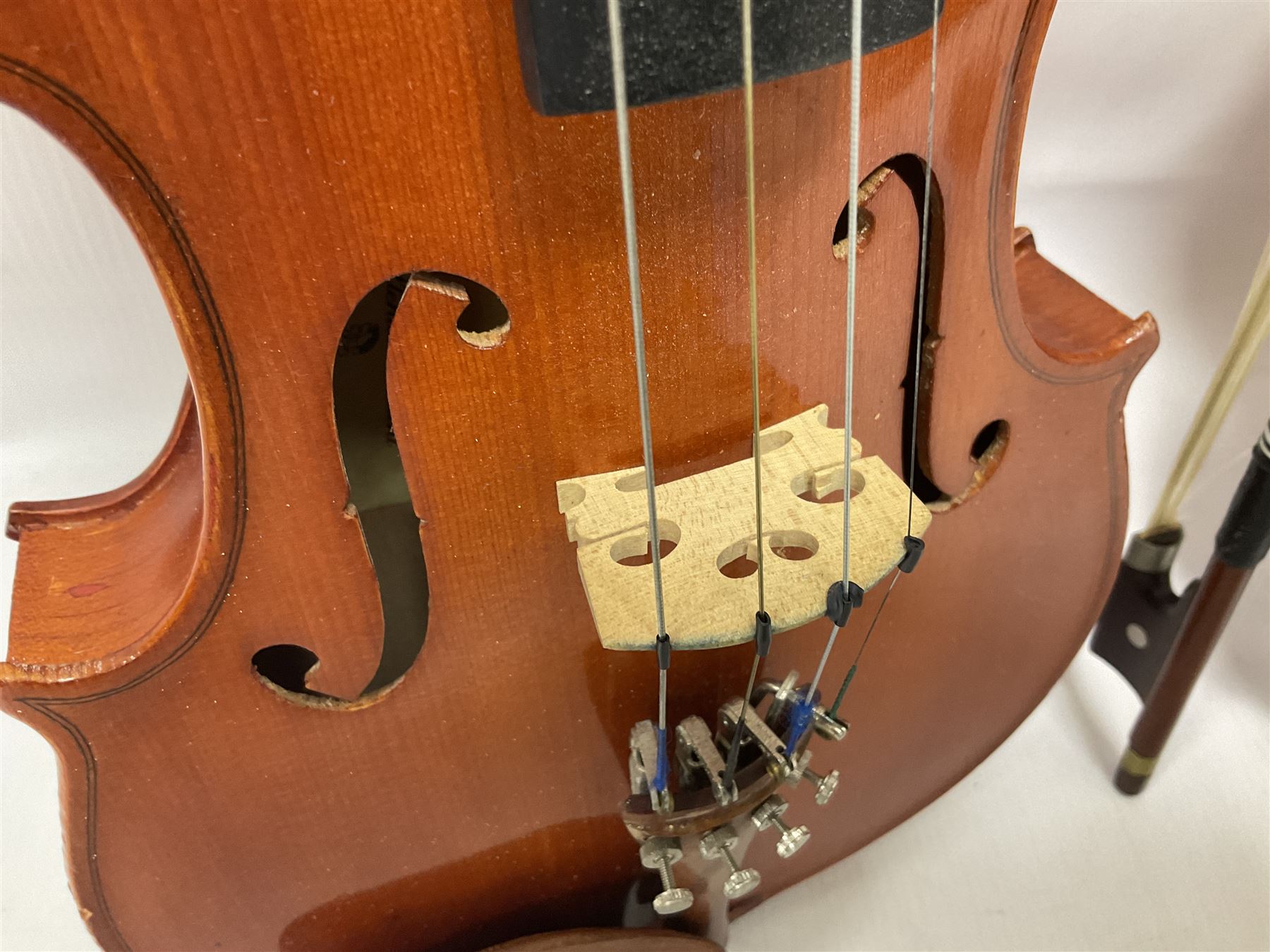 Two contemporary 3/4 violins including a Stentor student with a maple back and ribs and spruce top - Image 6 of 29