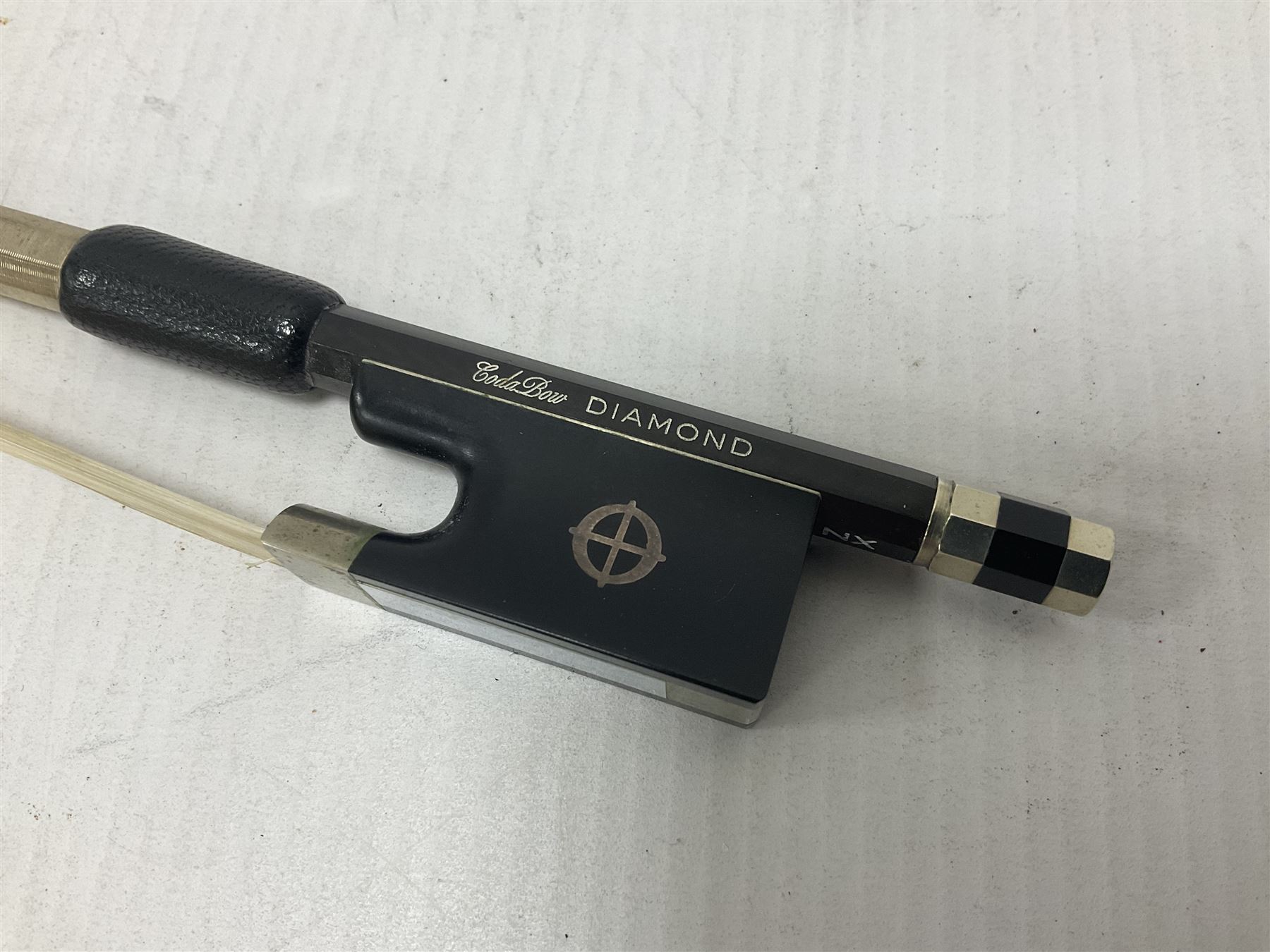 CodaBow Diamond carbon fibre violin bow with Nickel plated fittings - Image 3 of 13