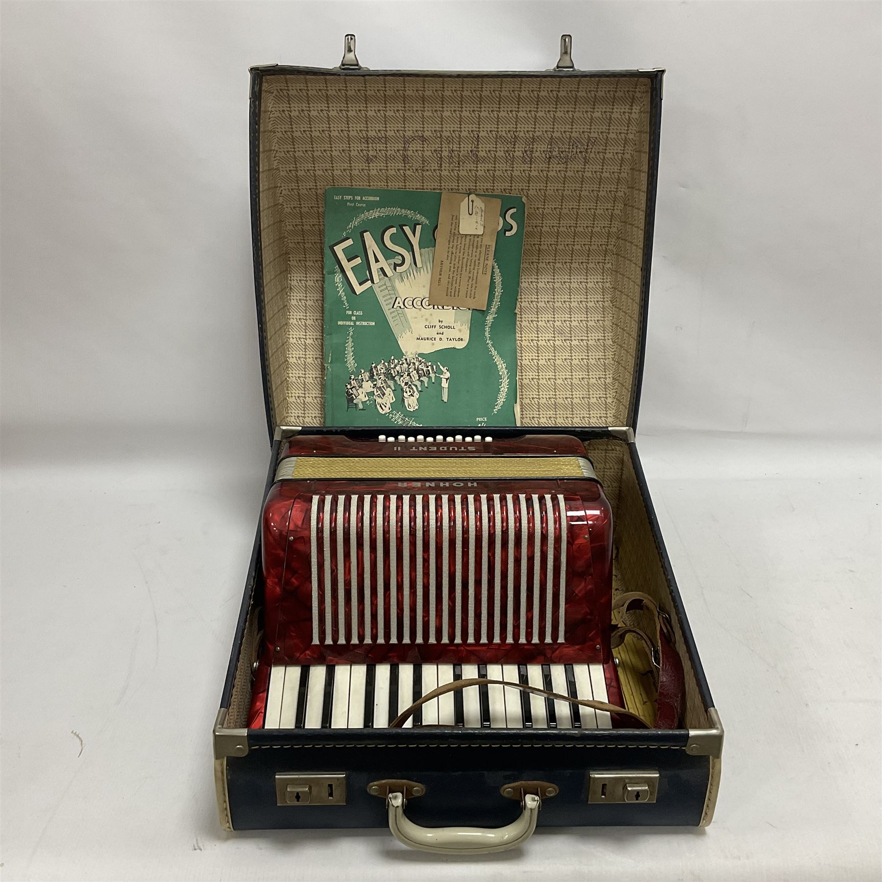 German Hohner student II compact accordion with 26 keys and 12 bass registers in a hard case With tu - Image 17 of 18