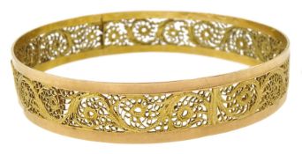 Middle Eastern gold bangle with filigree decoration