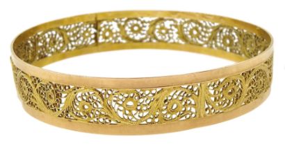 Middle Eastern gold bangle with filigree decoration