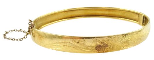 18ct gold hinged bangle