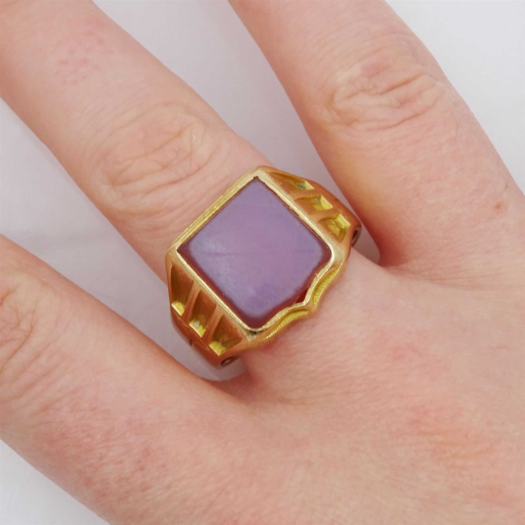 Early 20th century 15ct gold agate shield signet ring - Image 2 of 4