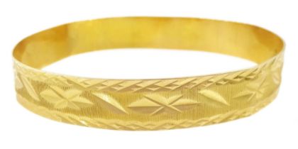 Middle Eastern gold bangle with engraved decoration