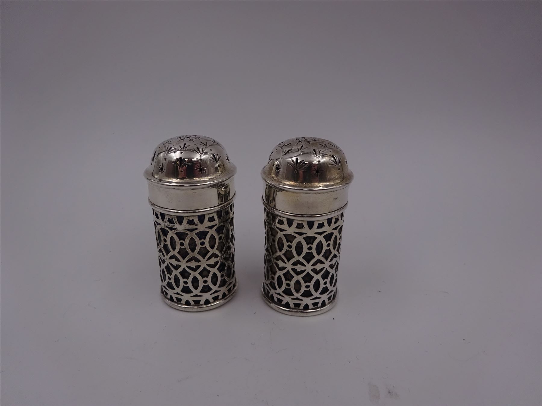 Pair of Edwardian silver salt shakers - Image 2 of 4