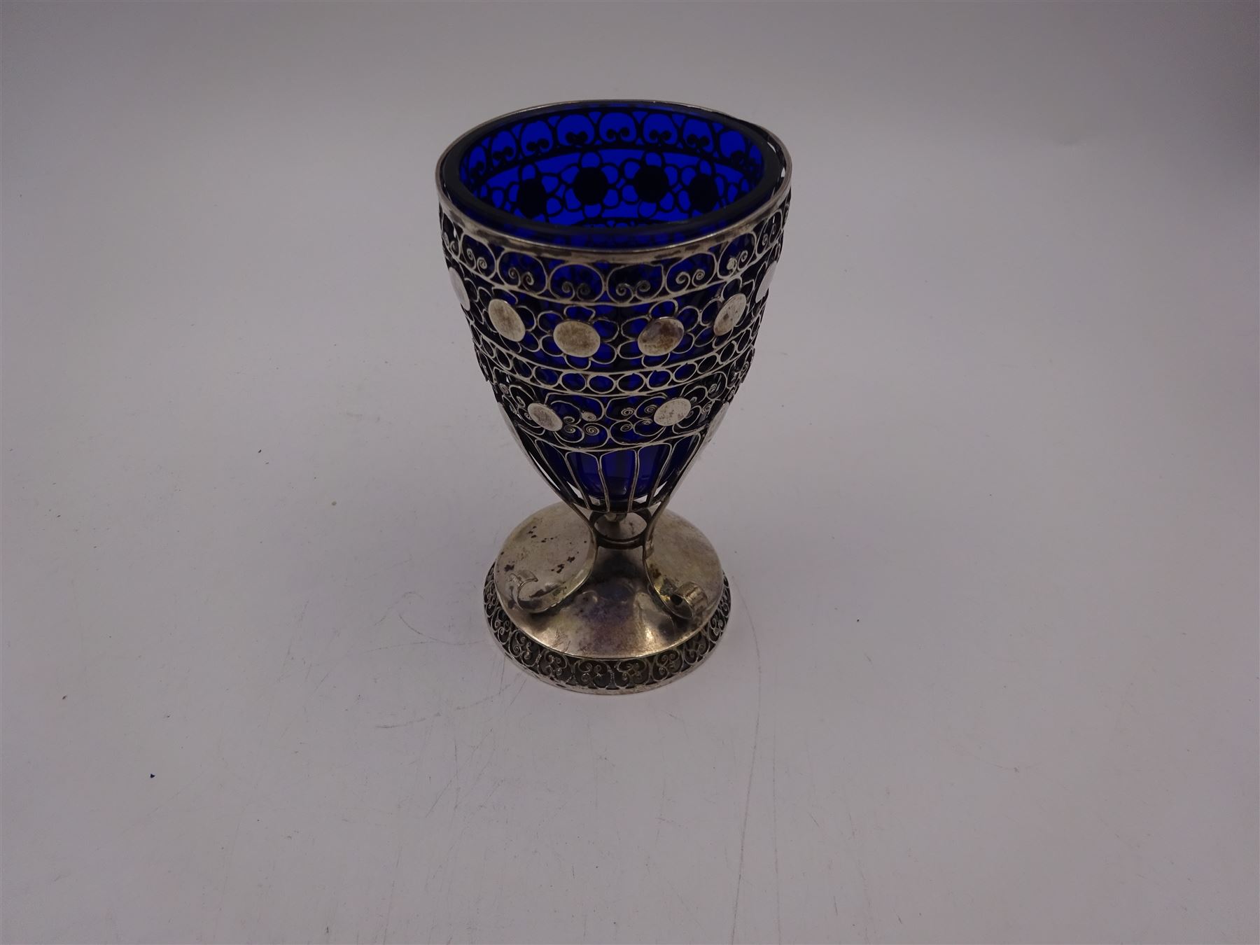 19th/early 20th century silver bon bon dish with blue glass liner - Image 2 of 5