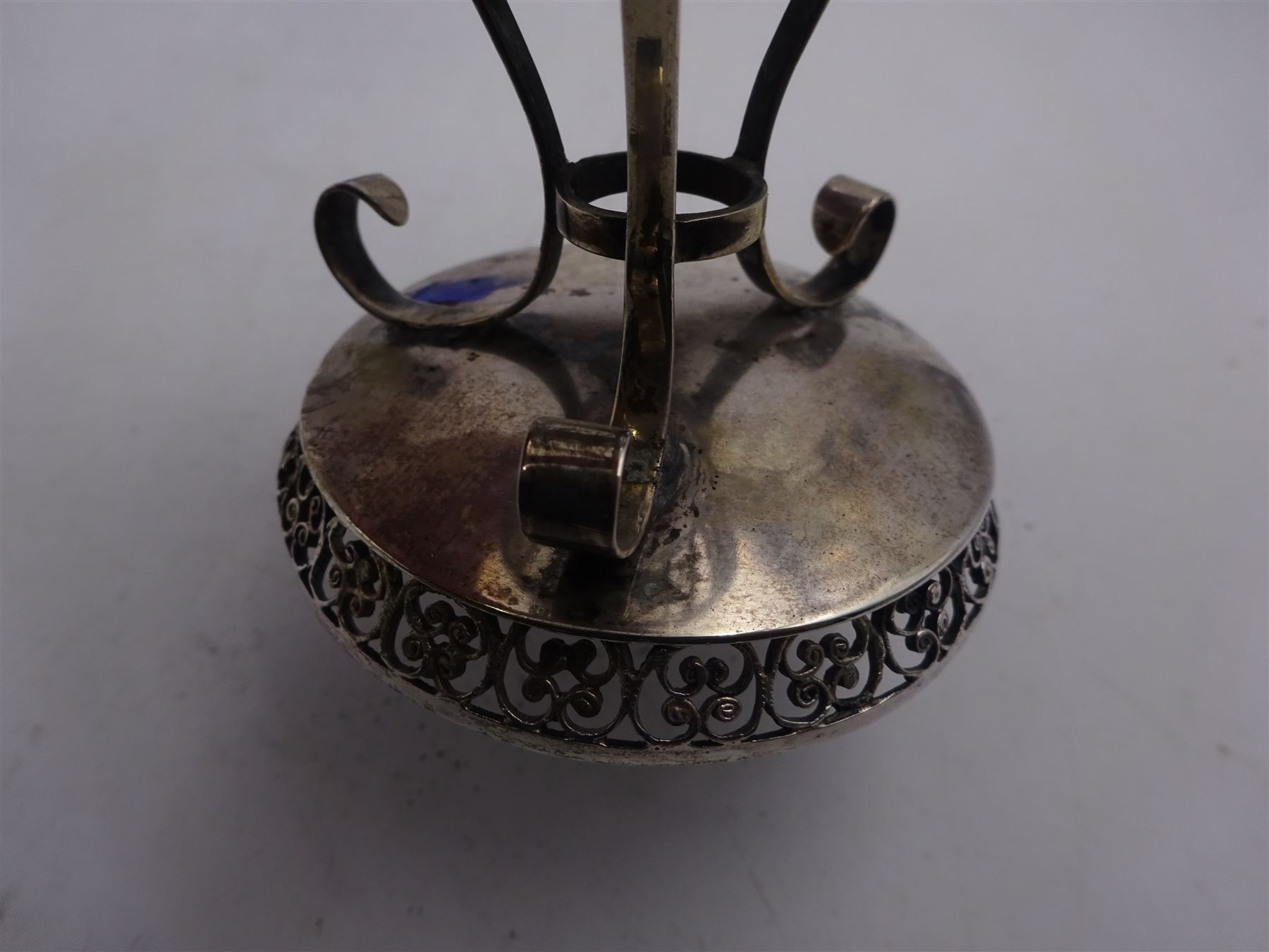 19th/early 20th century silver bon bon dish with blue glass liner - Image 5 of 5