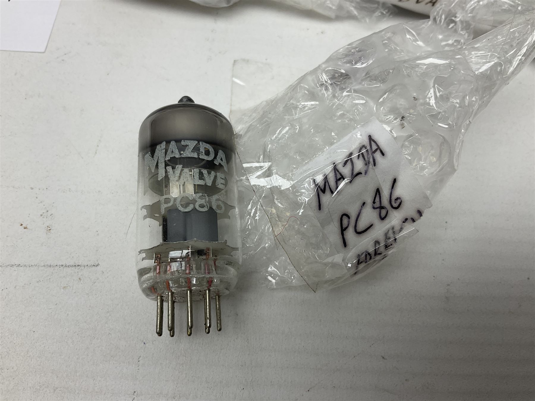 Collection of Mazda thermionic radio valves/vacuum tubes - Image 5 of 15