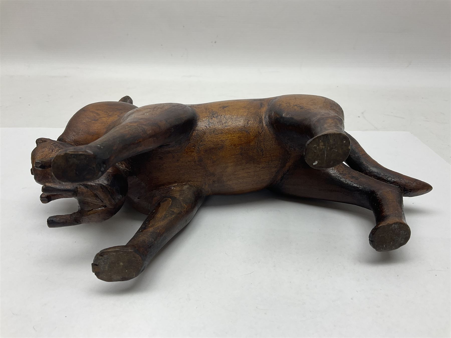 Folk Art wooden carving depicting a cat carrying a kitten - Image 7 of 7