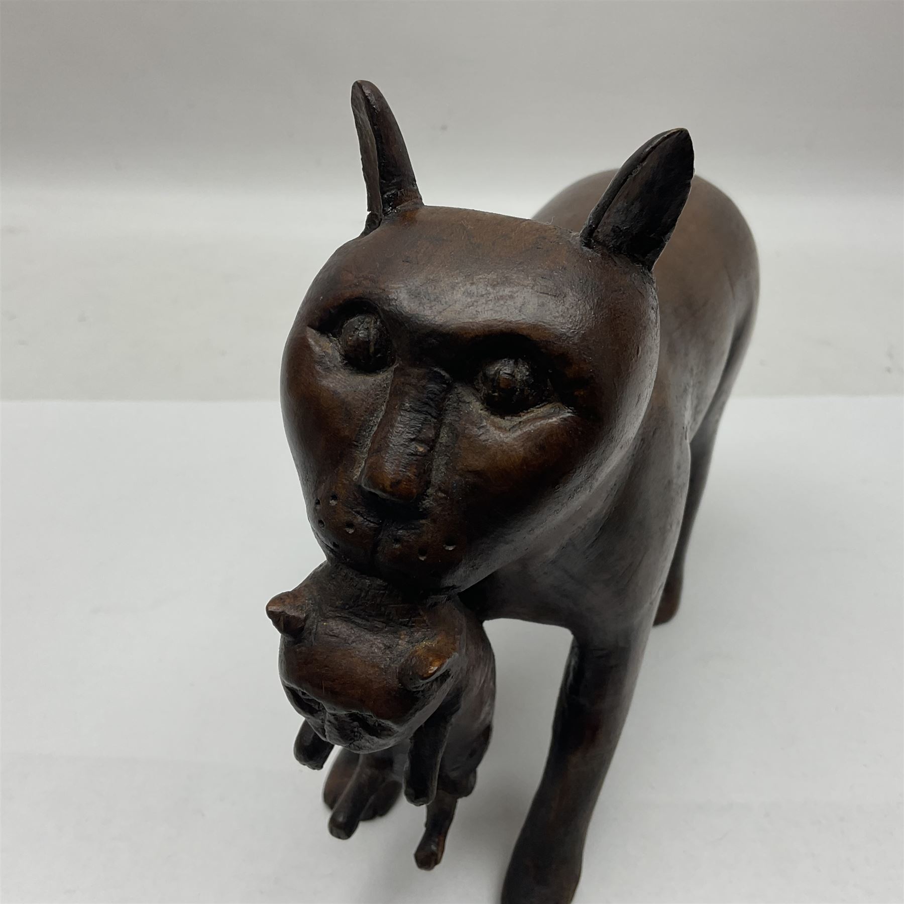 Folk Art wooden carving depicting a cat carrying a kitten - Image 2 of 7