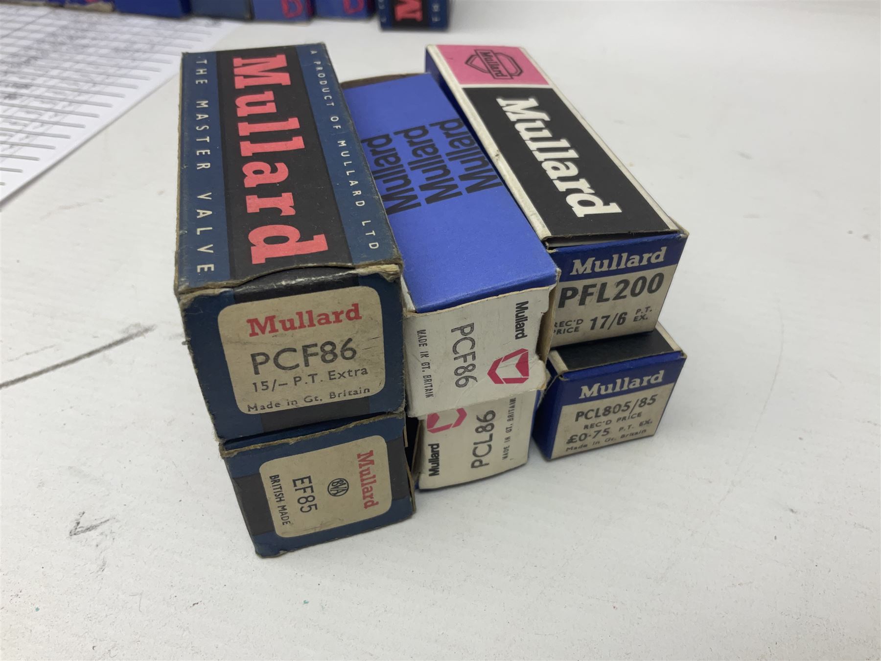 Collection of Mullard thermionic radio valves/vacuum tubes - Image 9 of 15