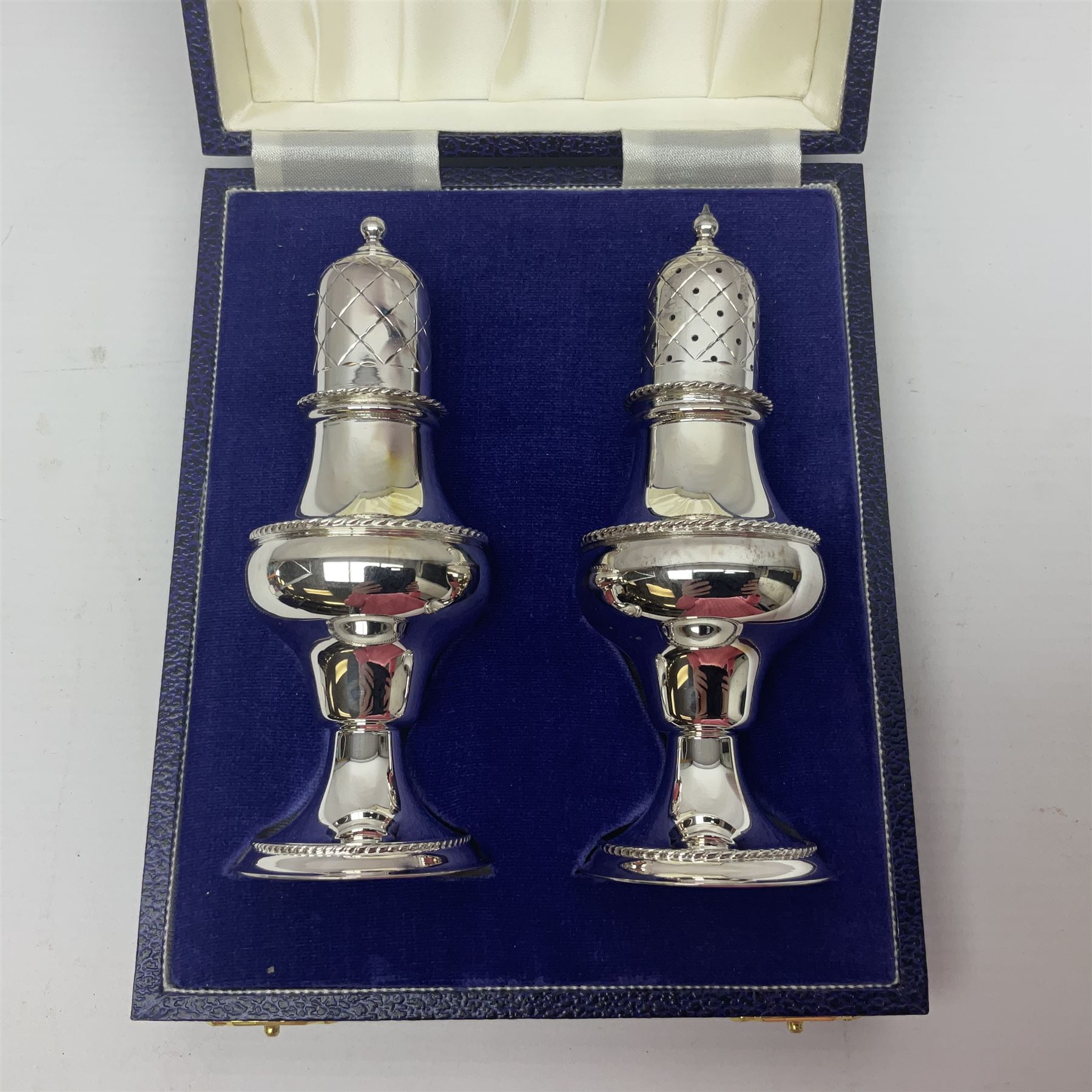 Silver plated two piece cruet set - Image 2 of 6