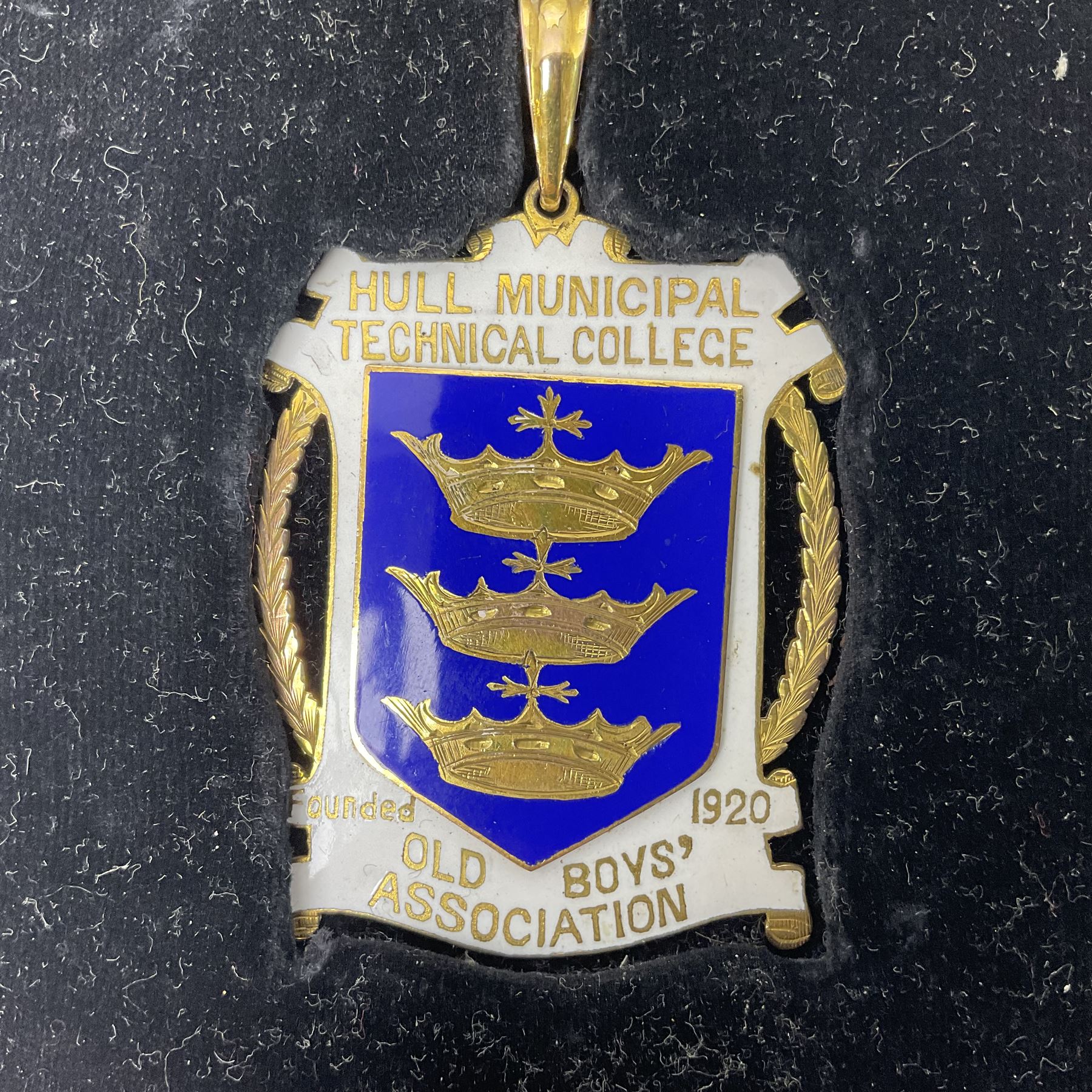 1920s 9ct gold enamel pendant inscribed 'Hull Municipal Technical College Old Boys Association' - Image 2 of 13