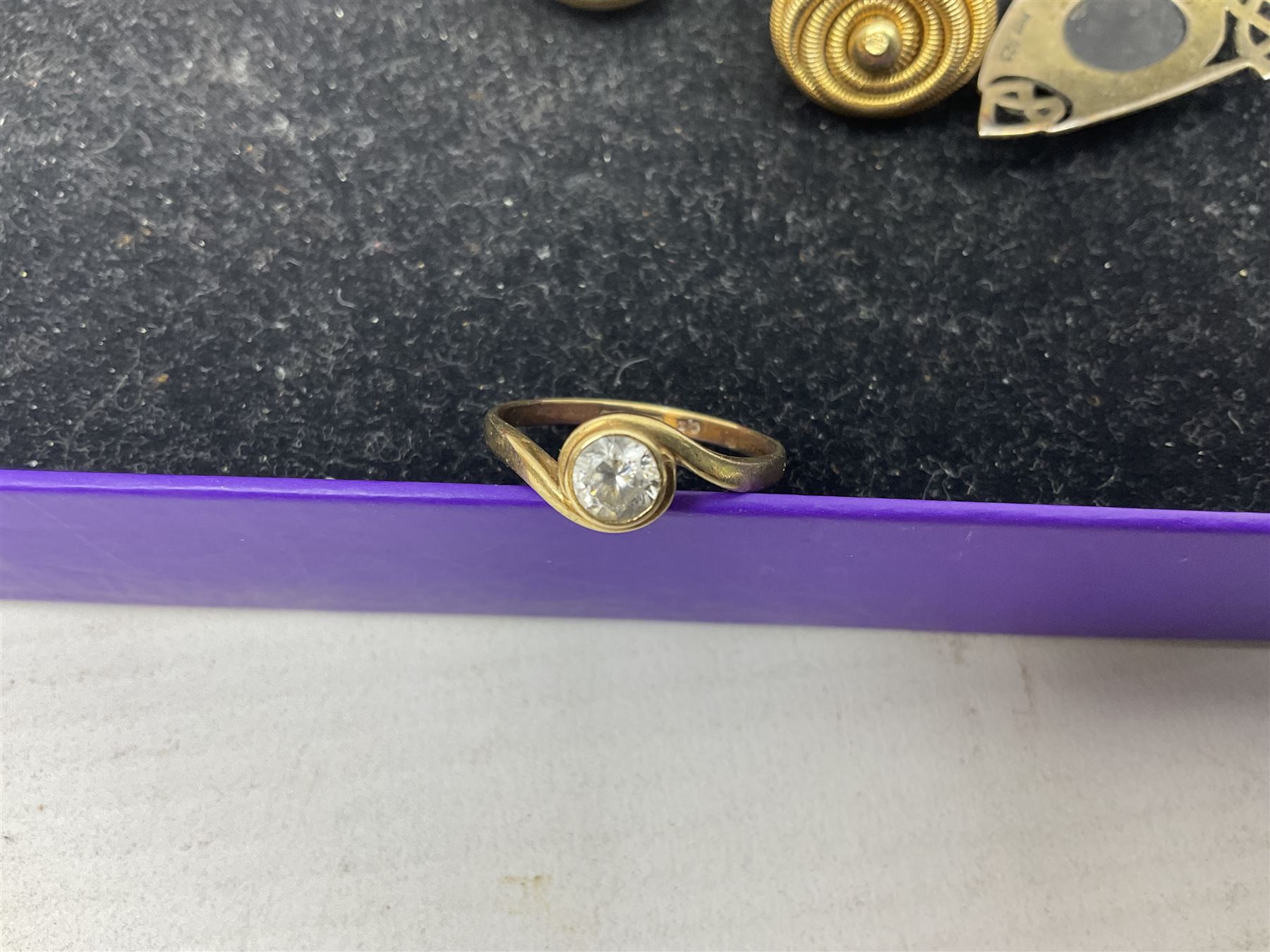 9ct gold cubic zirconia ring - Image 4 of 10