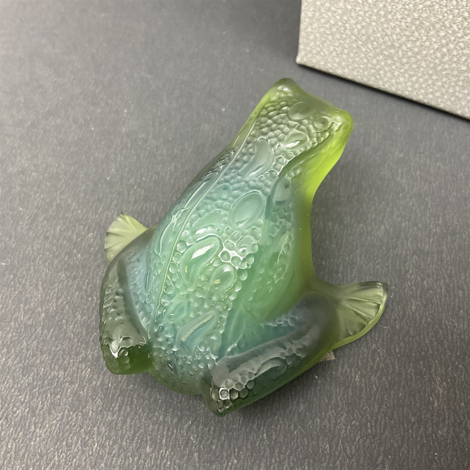 Lalique small green glass frog - Image 2 of 8