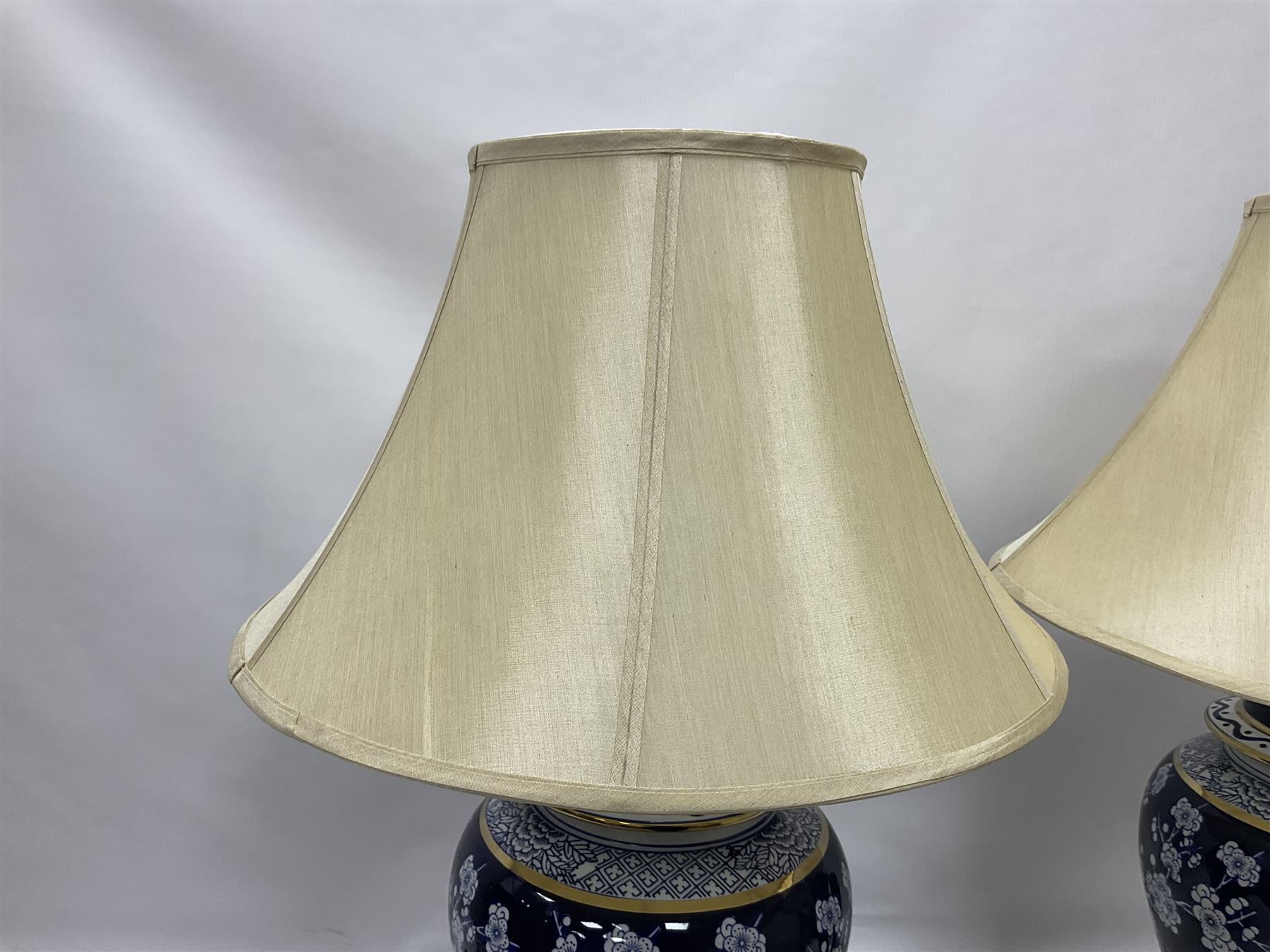 Pair of blue and white table lamps - Image 2 of 14
