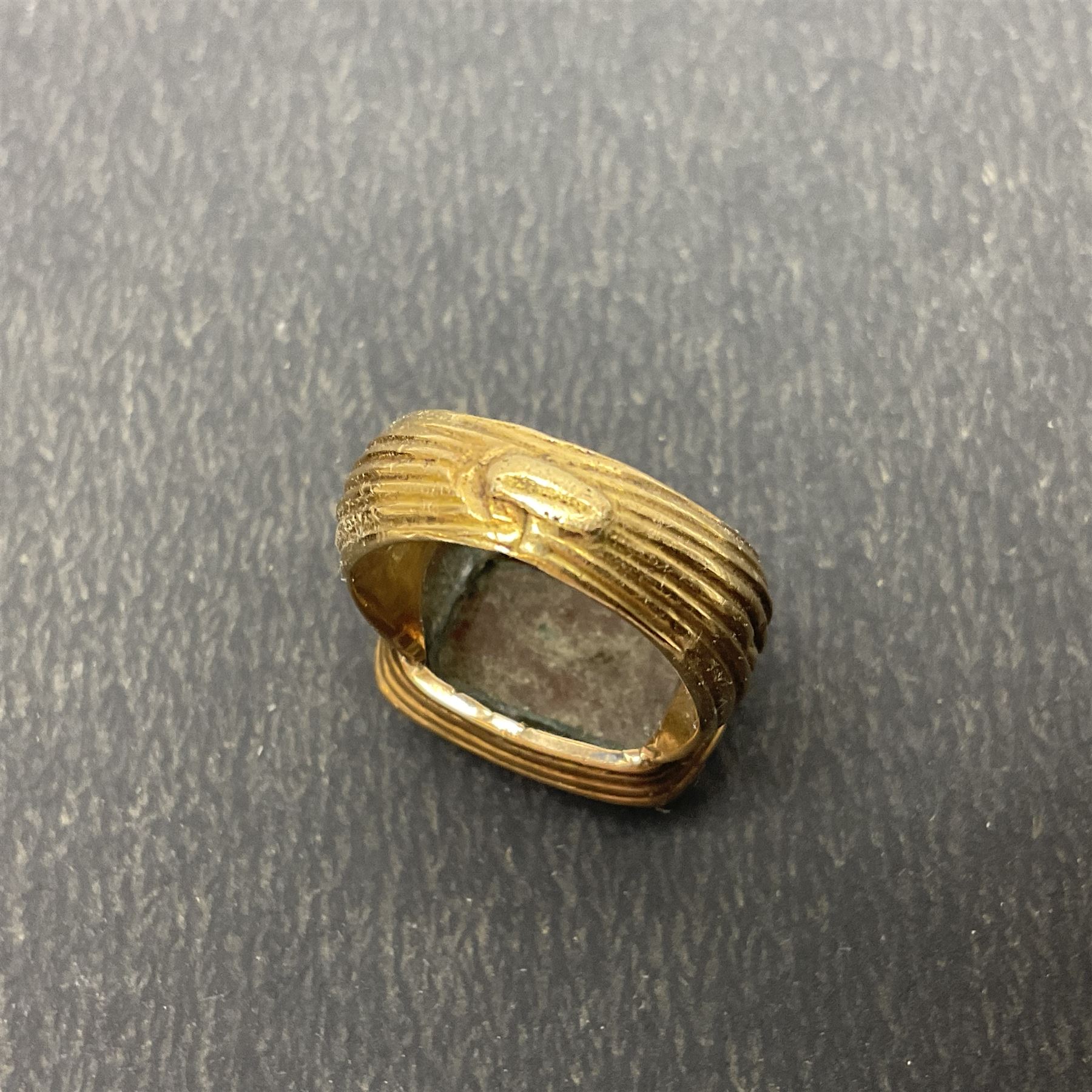 Victorian 18ct gold child's agate signet ring - Image 5 of 8