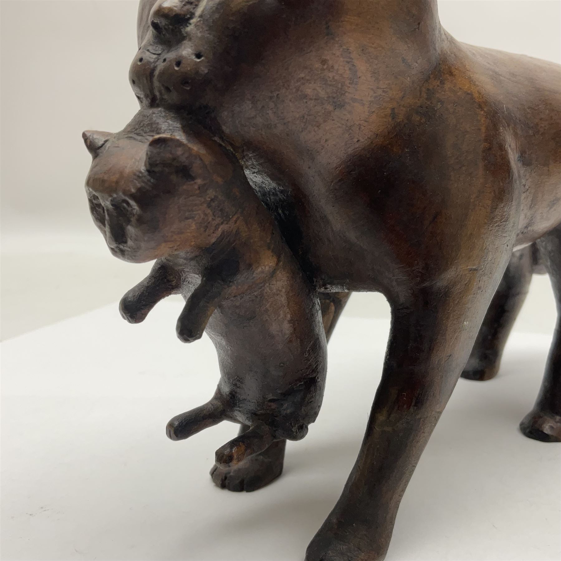 Folk Art wooden carving depicting a cat carrying a kitten - Image 4 of 7