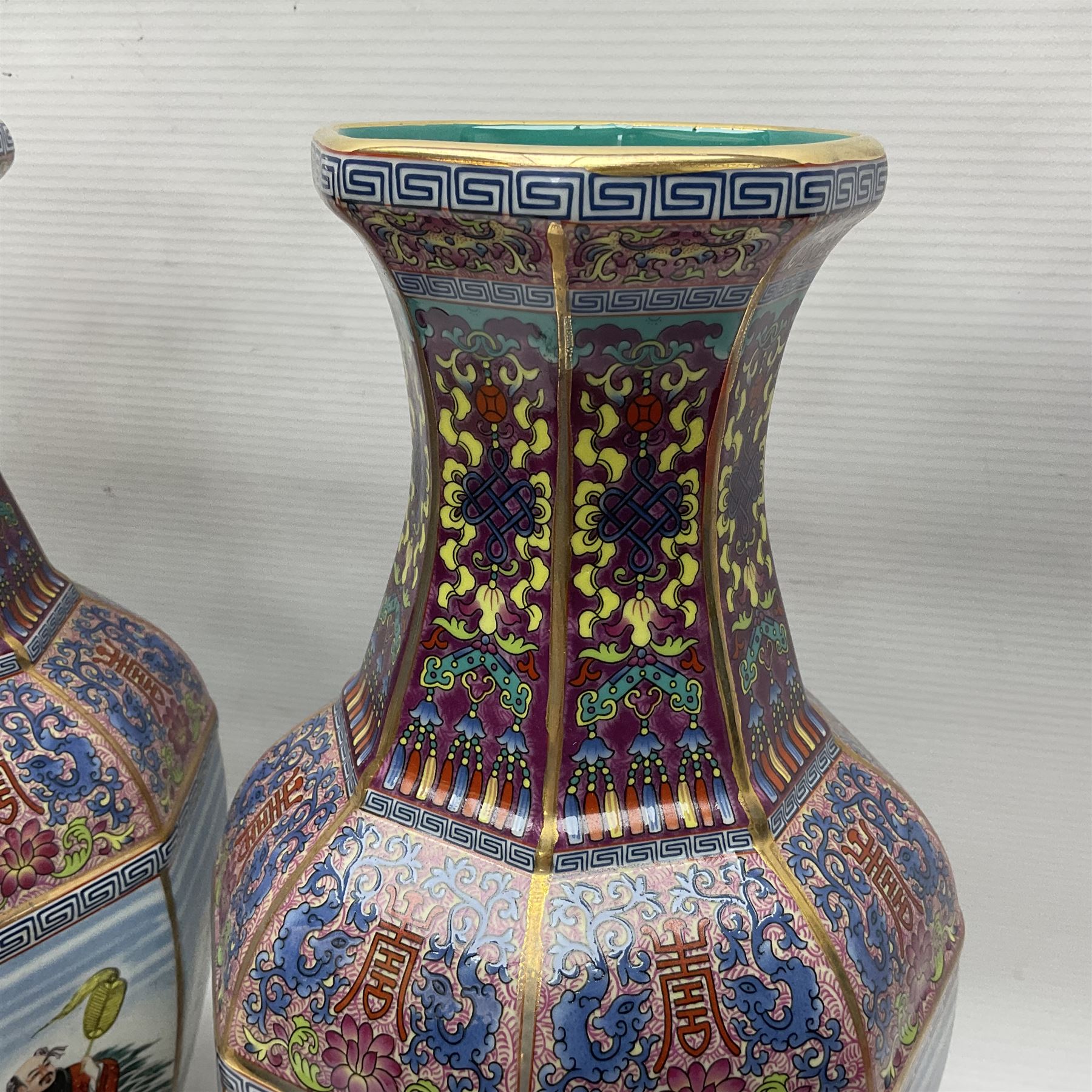 Pair of 20th century Chinese vases - Image 7 of 12