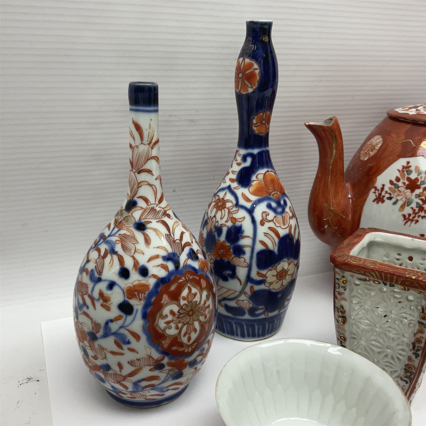 Three imari vases - Image 9 of 15