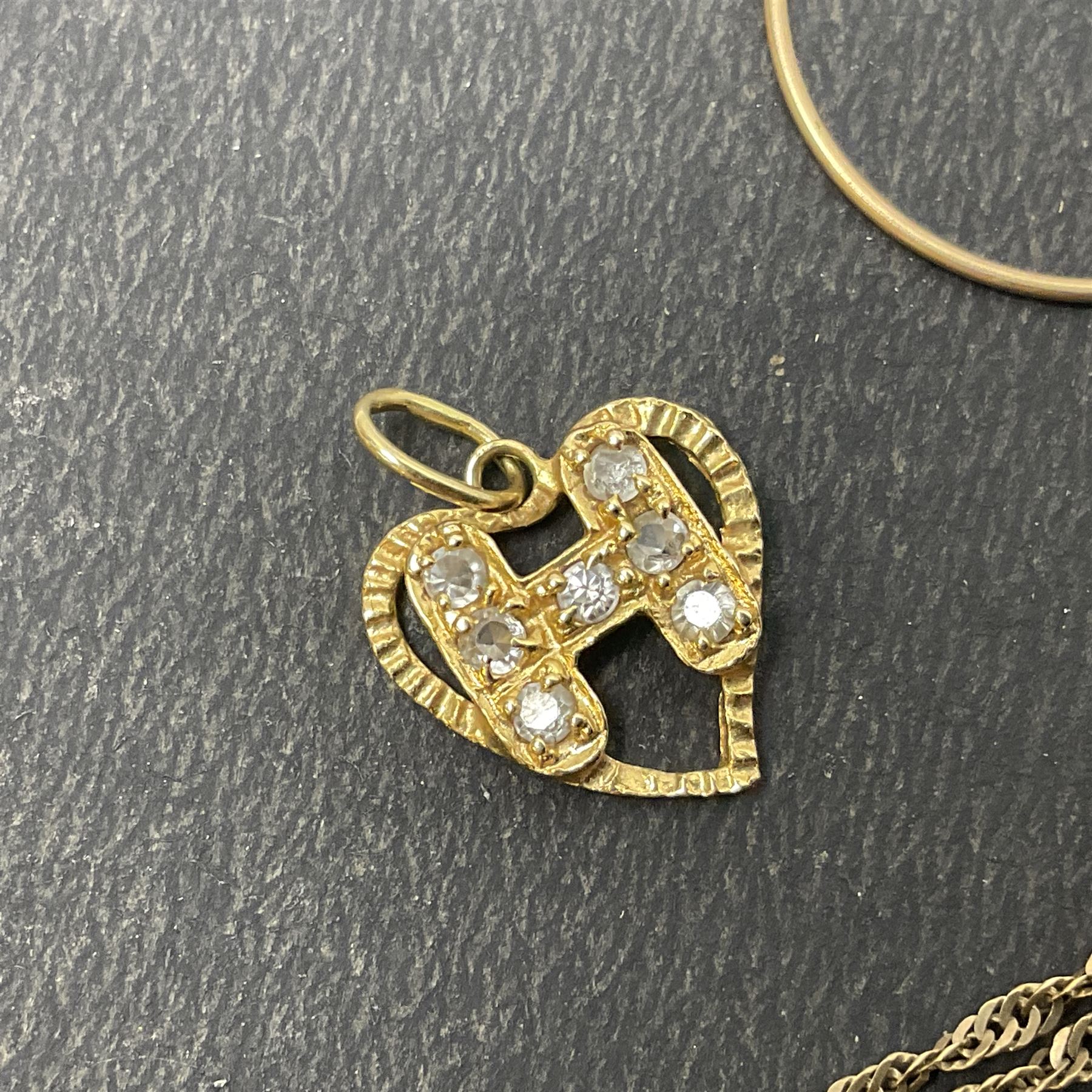 18ct gold H heart pendant - Image 3 of 8
