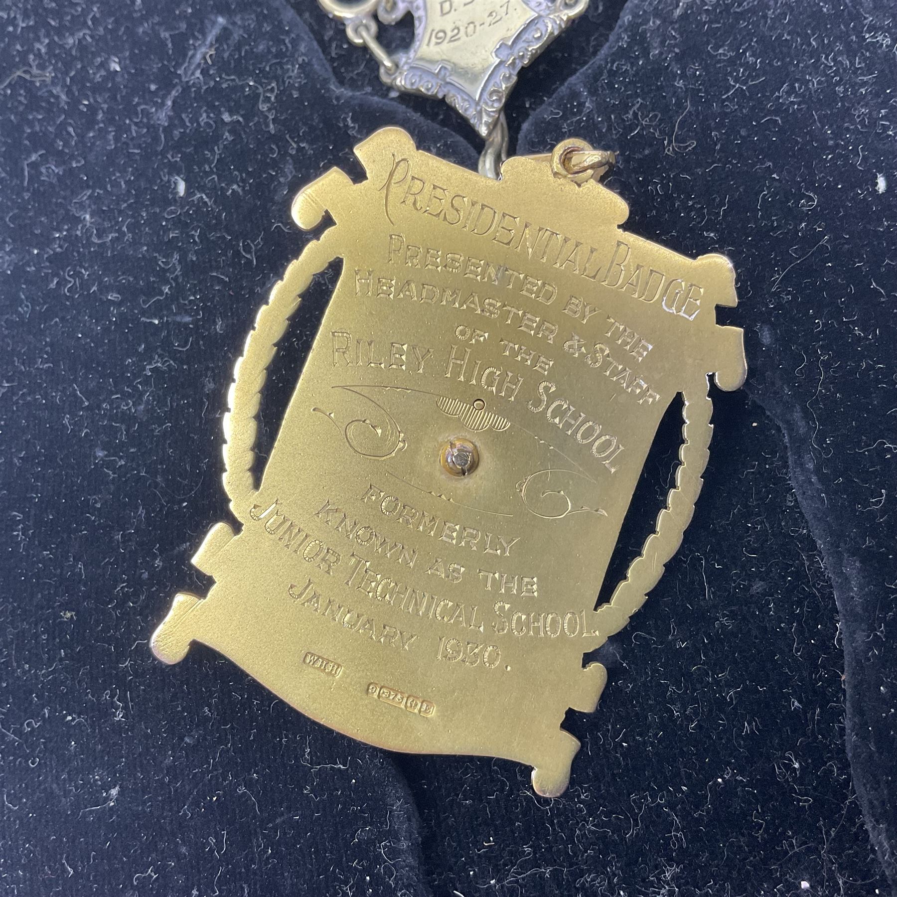 1920s 9ct gold enamel pendant inscribed 'Hull Municipal Technical College Old Boys Association' - Image 3 of 13
