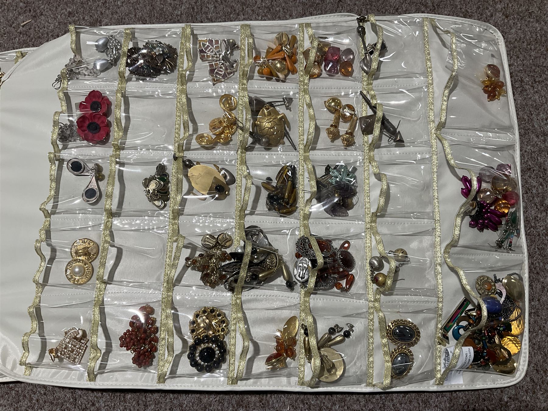 Large quantity of costume jewellery - Image 3 of 15