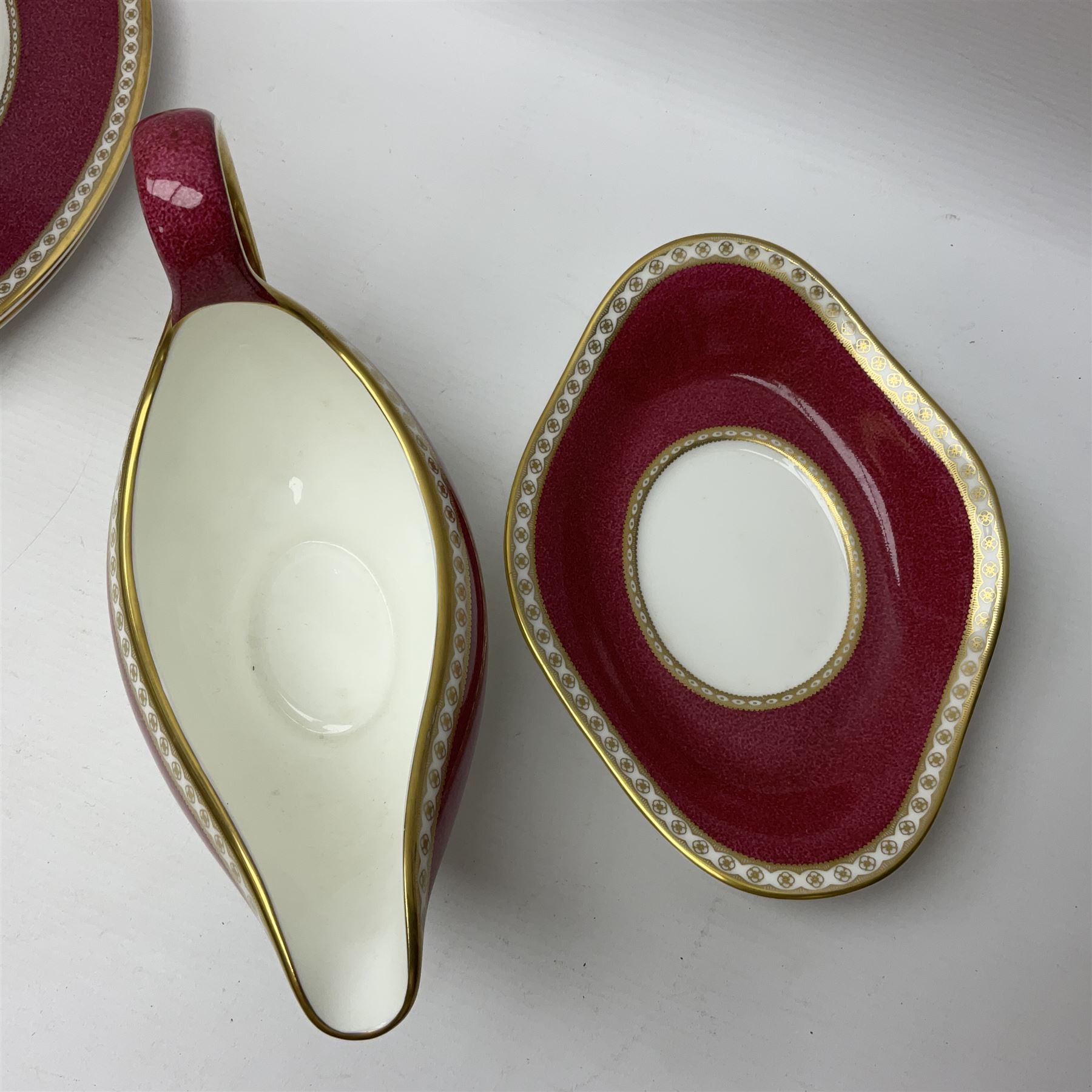 Wedgwood Ulander powder ruby pattern part dinner service - Image 6 of 9