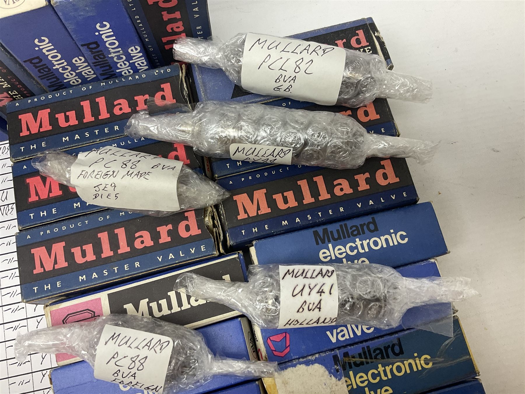 Collection of Mullard thermionic radio valves/vacuum tubes - Image 2 of 15