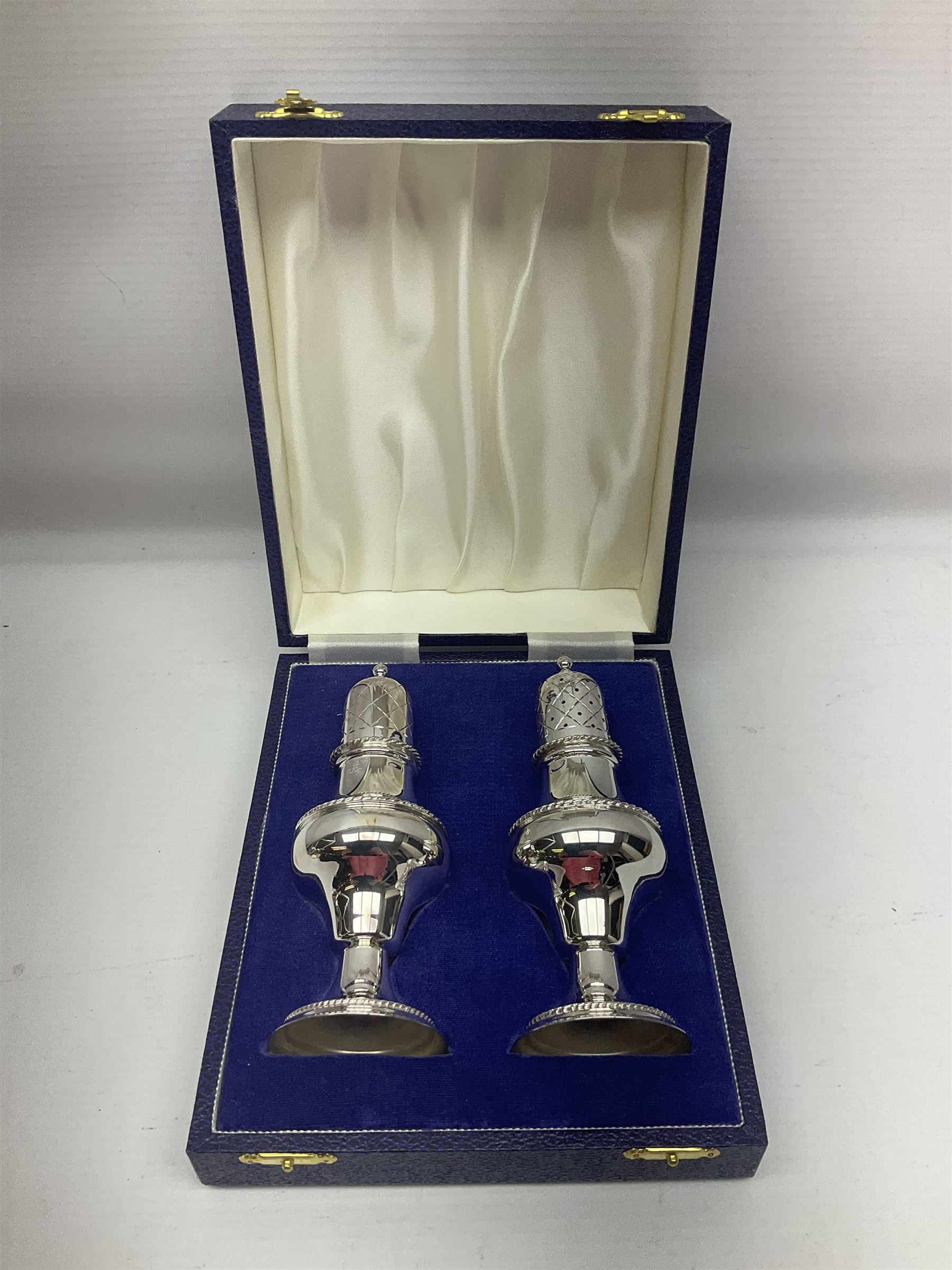 Silver plated two piece cruet set - Image 6 of 6