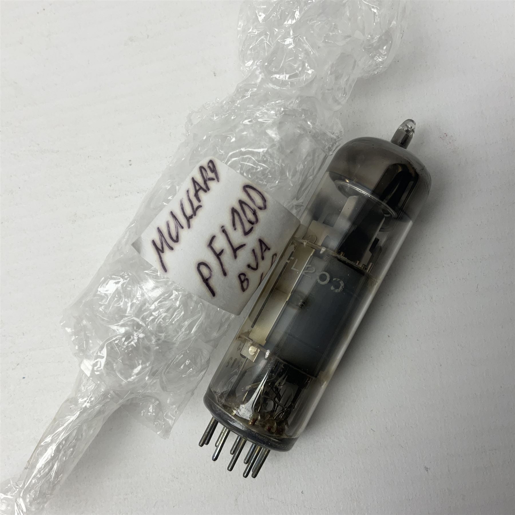 Collection of Mullard thermionic radio valves/vacuum tubes - Image 4 of 15