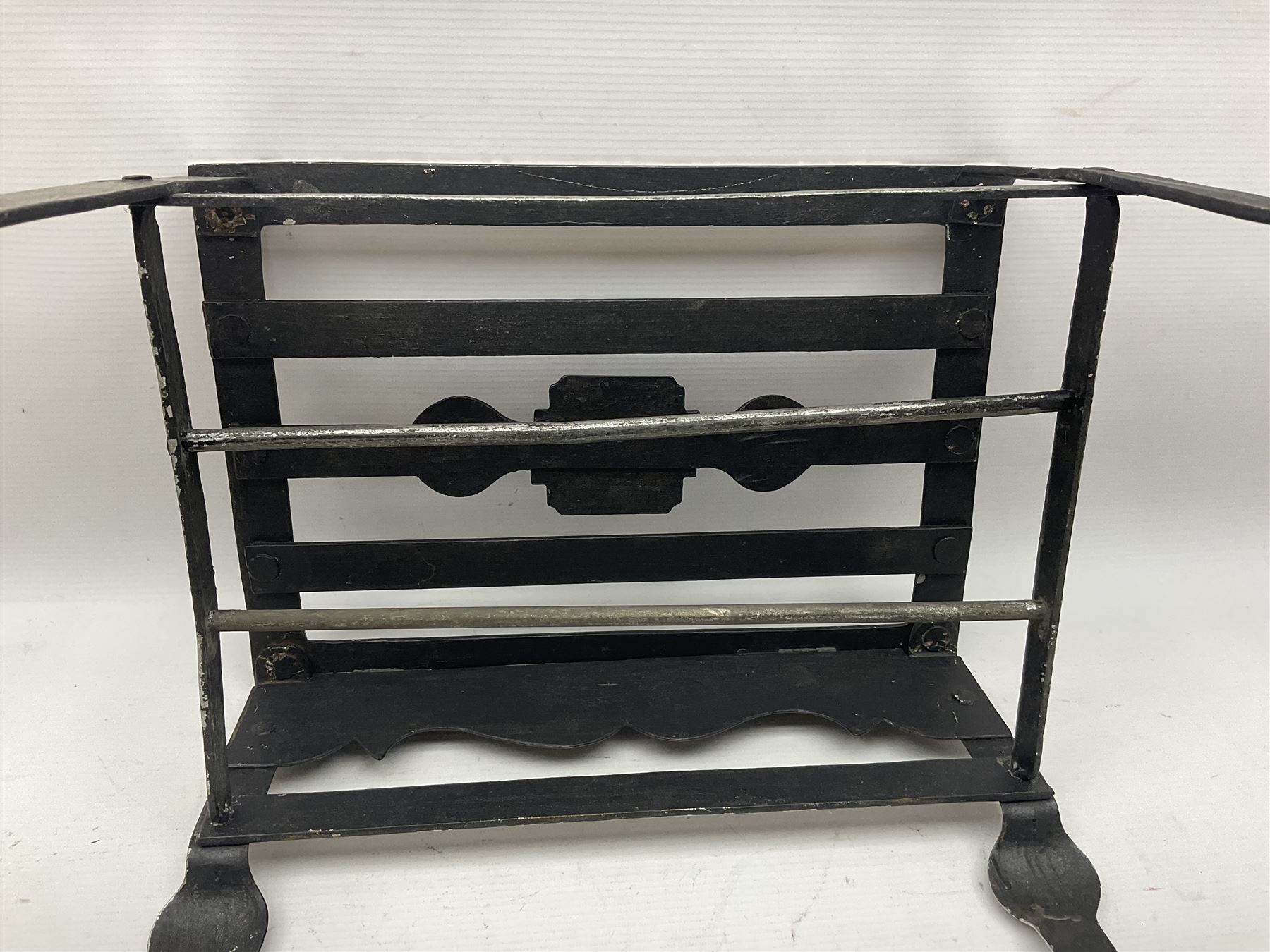 18th century style wrought iron fireside footman/trivet - Image 9 of 10