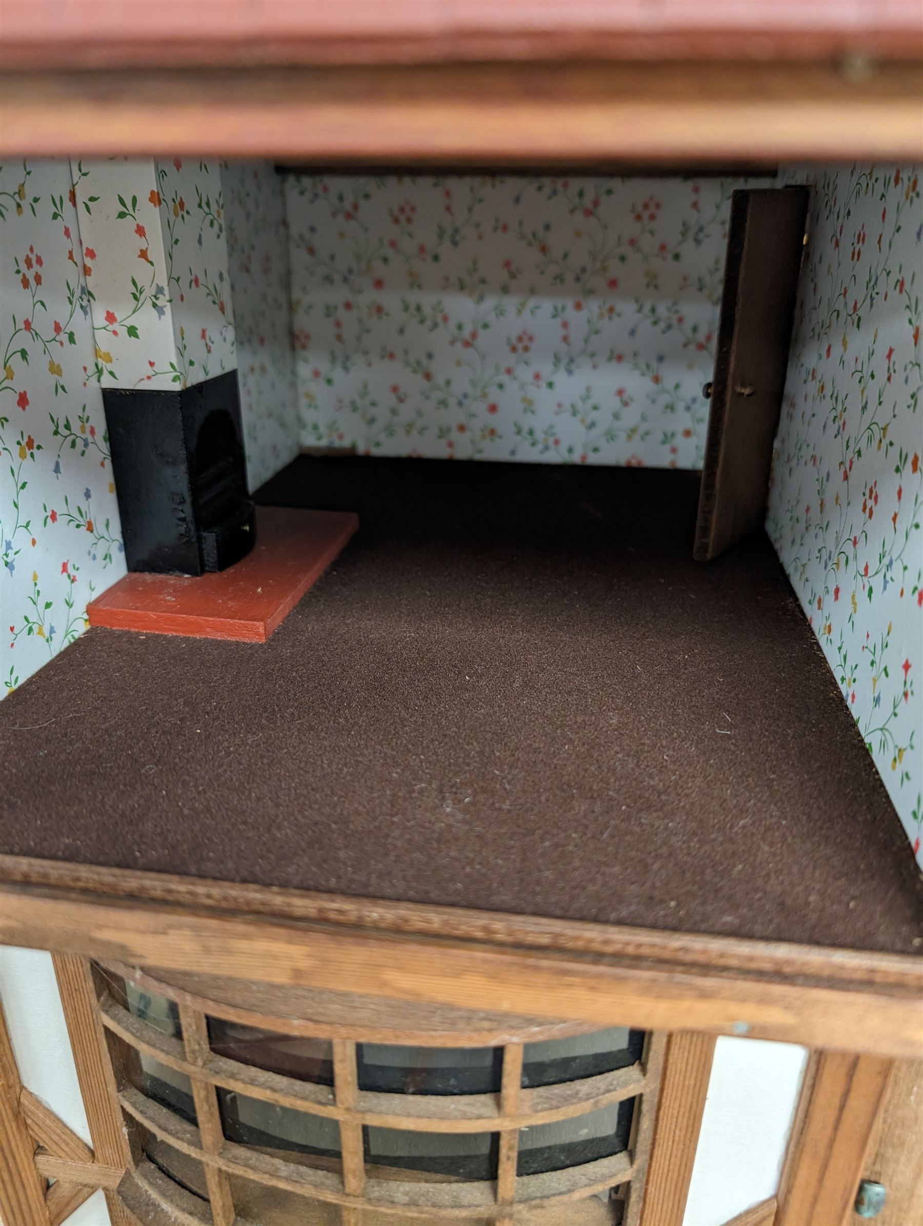 Two storey wooden dolls house with sliding panels - Image 5 of 7